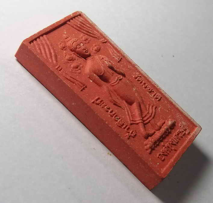 รหัสสินค้าพระเนื้อดิน เนื้อผง เนื้อว่าน 437 พระลีลาเนื้อผง องค์ทุ่งเศรษฐี ผสมแร่รัตนชาติ หลวงพ่อจำเนียรวัดถ้ำเสือจังหวัดกระบี่ หลังองค์พระสีวลี พระอรหันต์แห่งโชคลาภค้าขายร่ำรวย