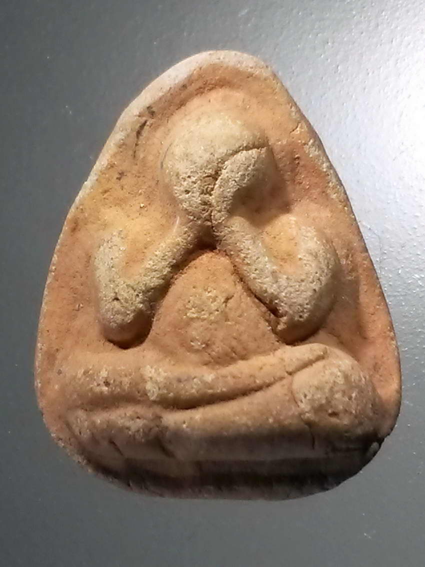 รหัสสินค้า พระไม่ทราบที่ 513 พระปิดตา เนื้อดินเผา หลังอูม ไม่ทราบที่