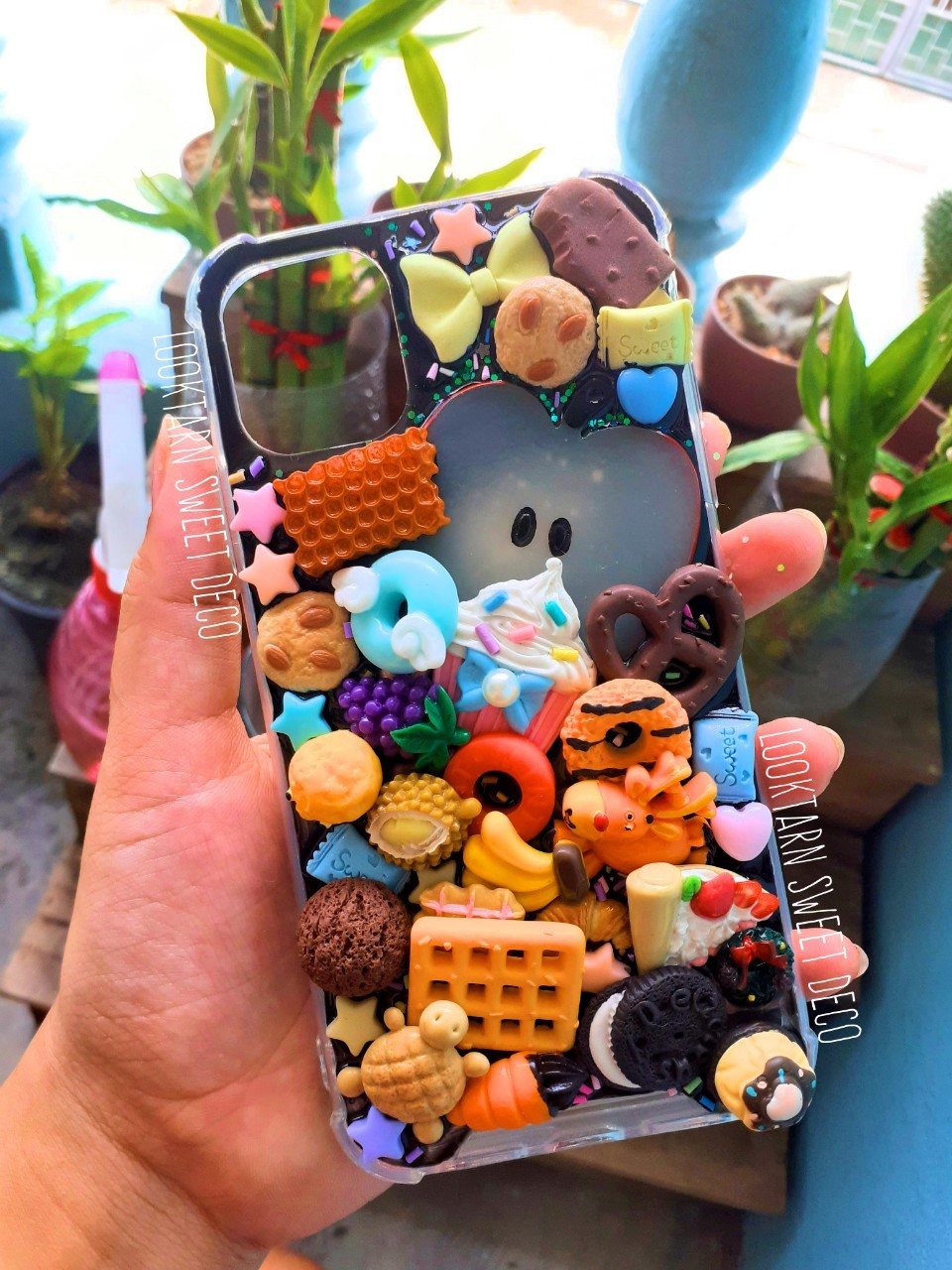 เคสเรซิ่นขนมหวานพื้นสีดำ