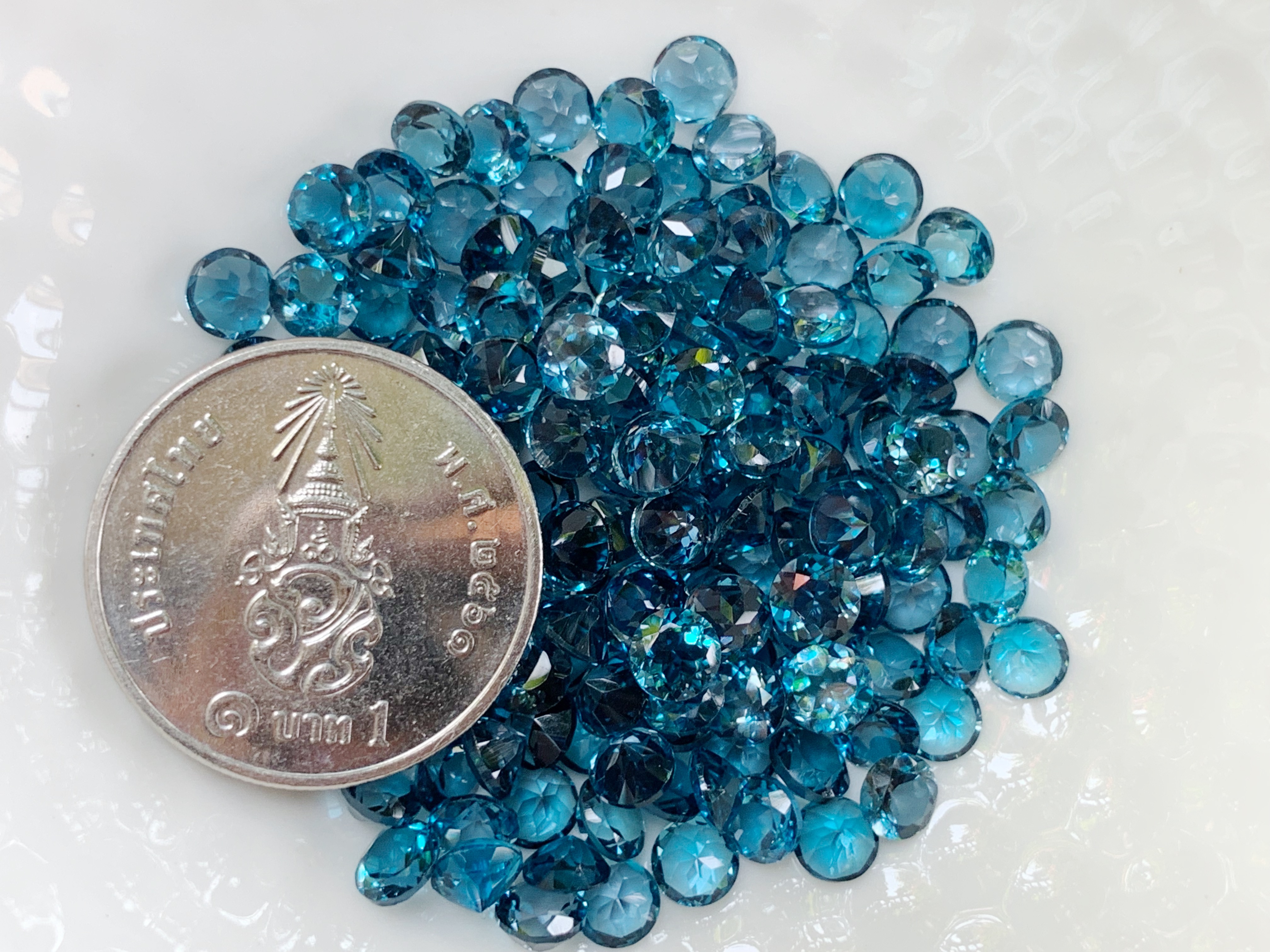 ลอนดอนบลูโทปาสกลม 4.0 มม. 1 กะรัต