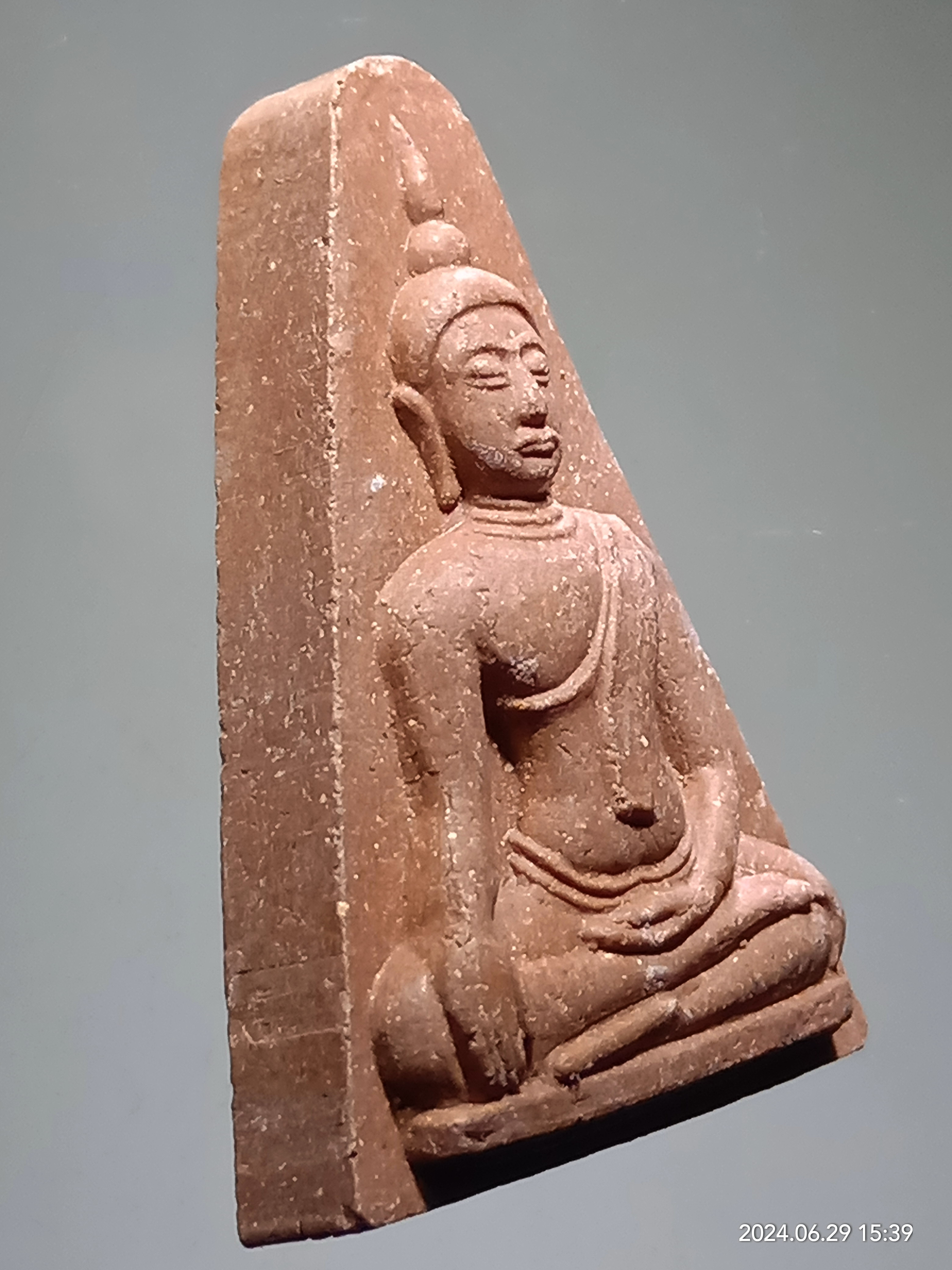 รหัสสินค้า พระเนื้อดิน เนื้อผง เนื้อว่าน 455 พระนางพญาเสน่ห์จันทร์ หลังพระนามย่อ สธ.ที่ระลึก 50 พรรษาสมเด็จพระเทพรัตน์ราชสุดาสยามมกุฎราชกุมารี โค้ด ตัว นะ เลเซอร์