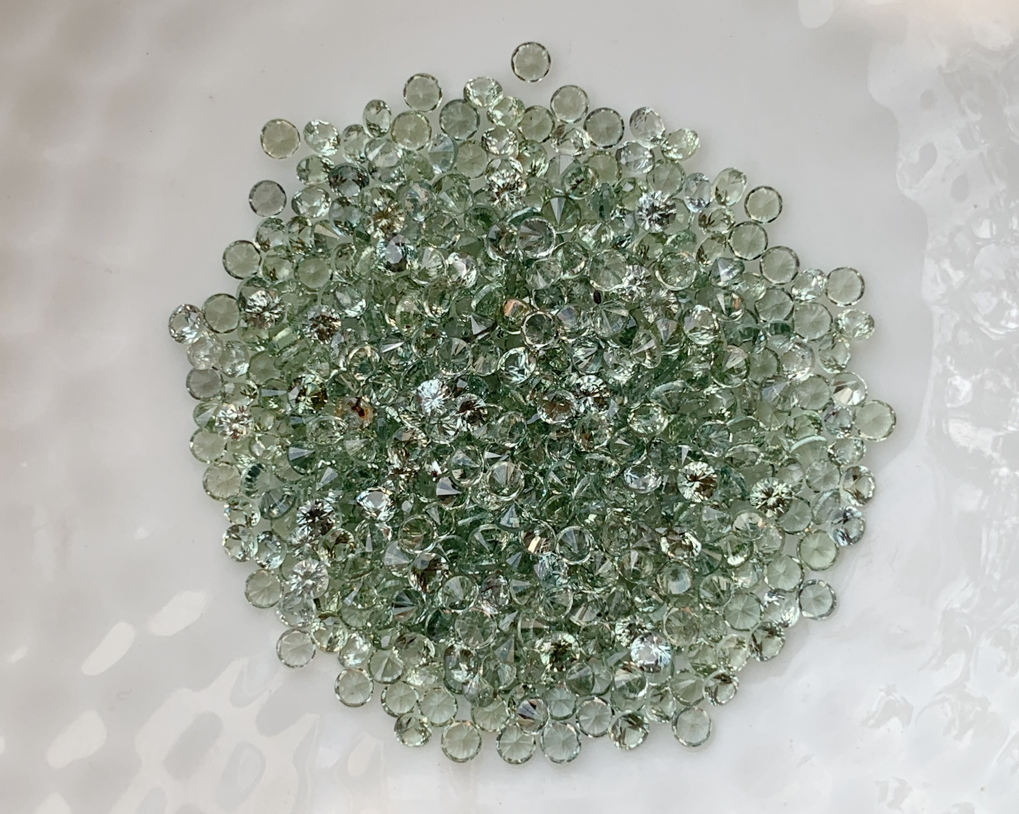 Green sapphire เขียวส่อง 2.0 mm. 1 กะรัต