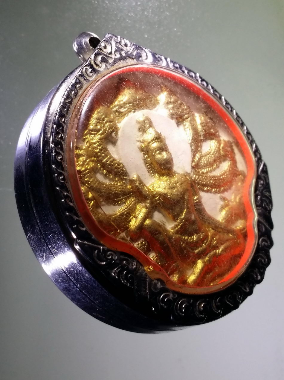 รหัสสินค้า จตุคามรามเทพ 861 พระเทวราชโพธิสัตว์จตุคามรามเทพ หลัง พญาชิงชัย เนื้อว่านขาวปัดทอง ไม่ทราบรุ่น มาพร้อมตลับสแตนเลส แขวนบูชาได้ทันทีเมื่อรับของ