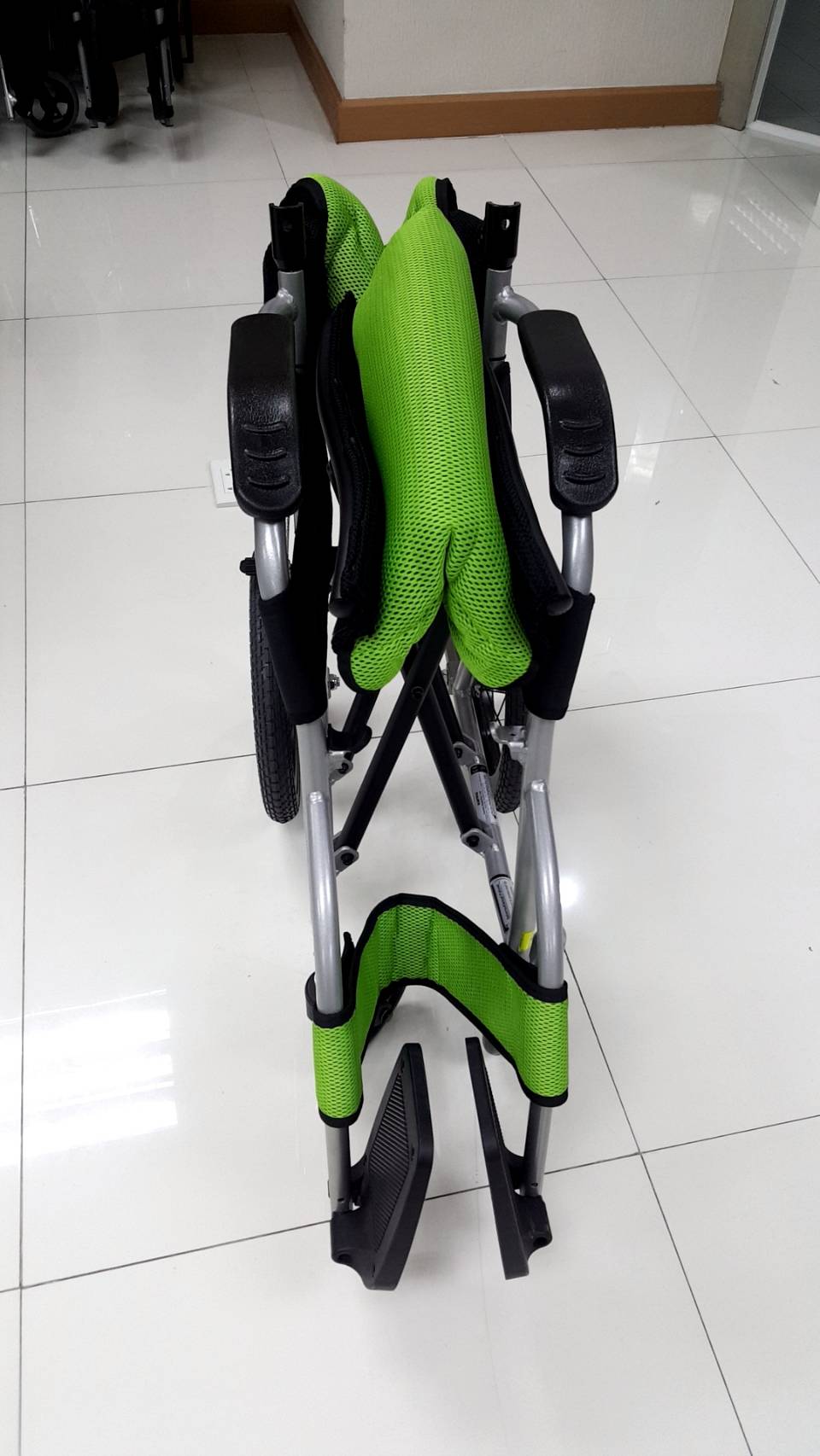 รถเข็นวีลแชร์น้ำหนักเบา พับได้ อลูมินัมอัลลอยด์คาร์ม่า รุ่น Ergo Lite (WheelChair KARMA Ergo Lite) น้ำหนักเบาเพียง 8.5 กก. เบากว่าทุกรุ่นของคาร์ม่า เหมาะสำหรับเดินทาง ของแท้ รับประกันศูนย์ไทย 5 ปี (รุ่นยอดนิยม)