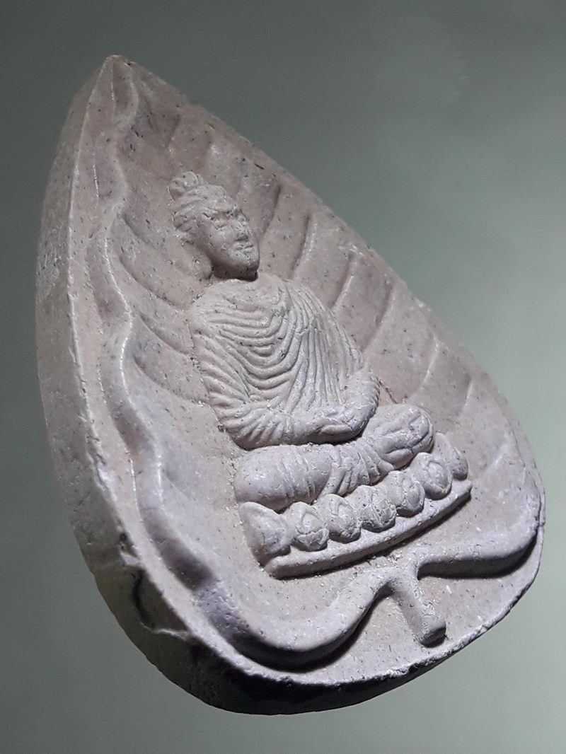 รหัสสินค้า พระเนื้อดิน ผง ว่าน 10422 พระพุทธเจ้ามหาศาสดาโลก เนื้อผงพิมพ์ใบโพธิ์ หลังยันต์น้ำเต้า ไม่ทราบที่