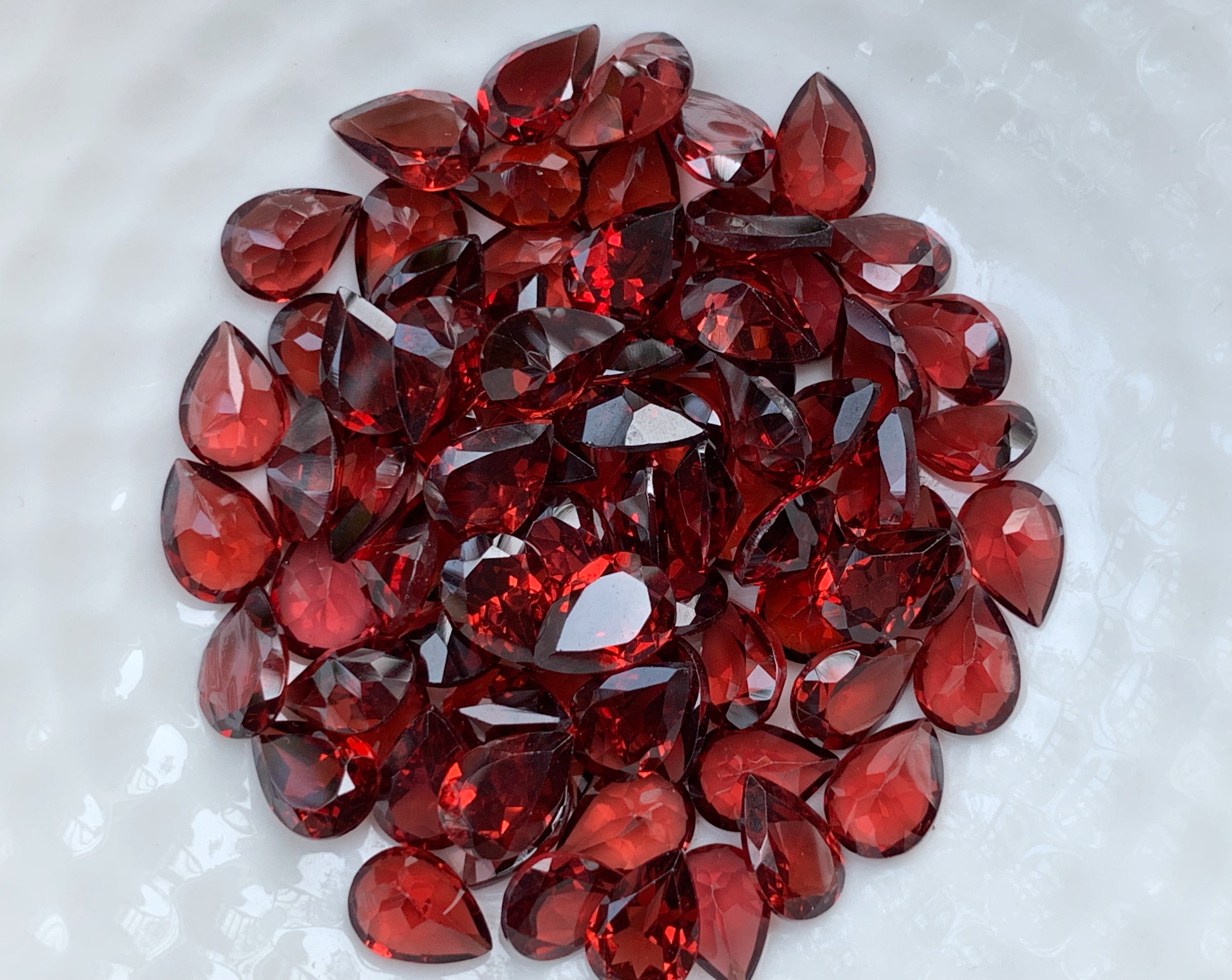 โกเมนหยดน้ำ 7X5 มม. 5 กะรัต