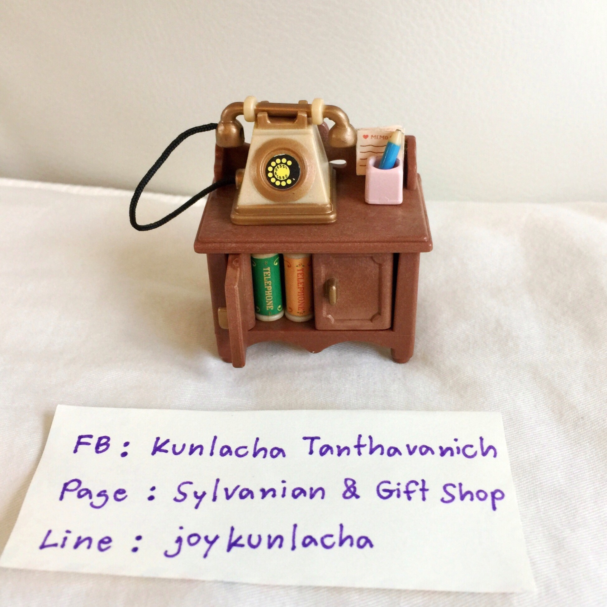 โทรศัพท์ พร้อมอุปกรณ์จดบันทึก และหนังสือ Classic Telephone : Sylvanian Families
