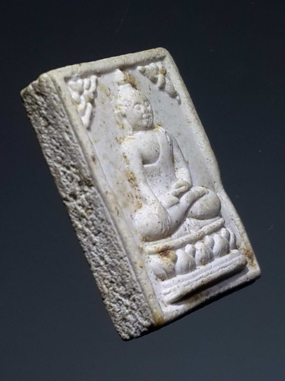 รหัสสินค้า พระไม่ทราบที่ 292 พระพุทธเนื้อผง นั่งฐานบัว หลังยันต์ค่ายกล อักขระขอมล้านนา ไม่ทราบที่