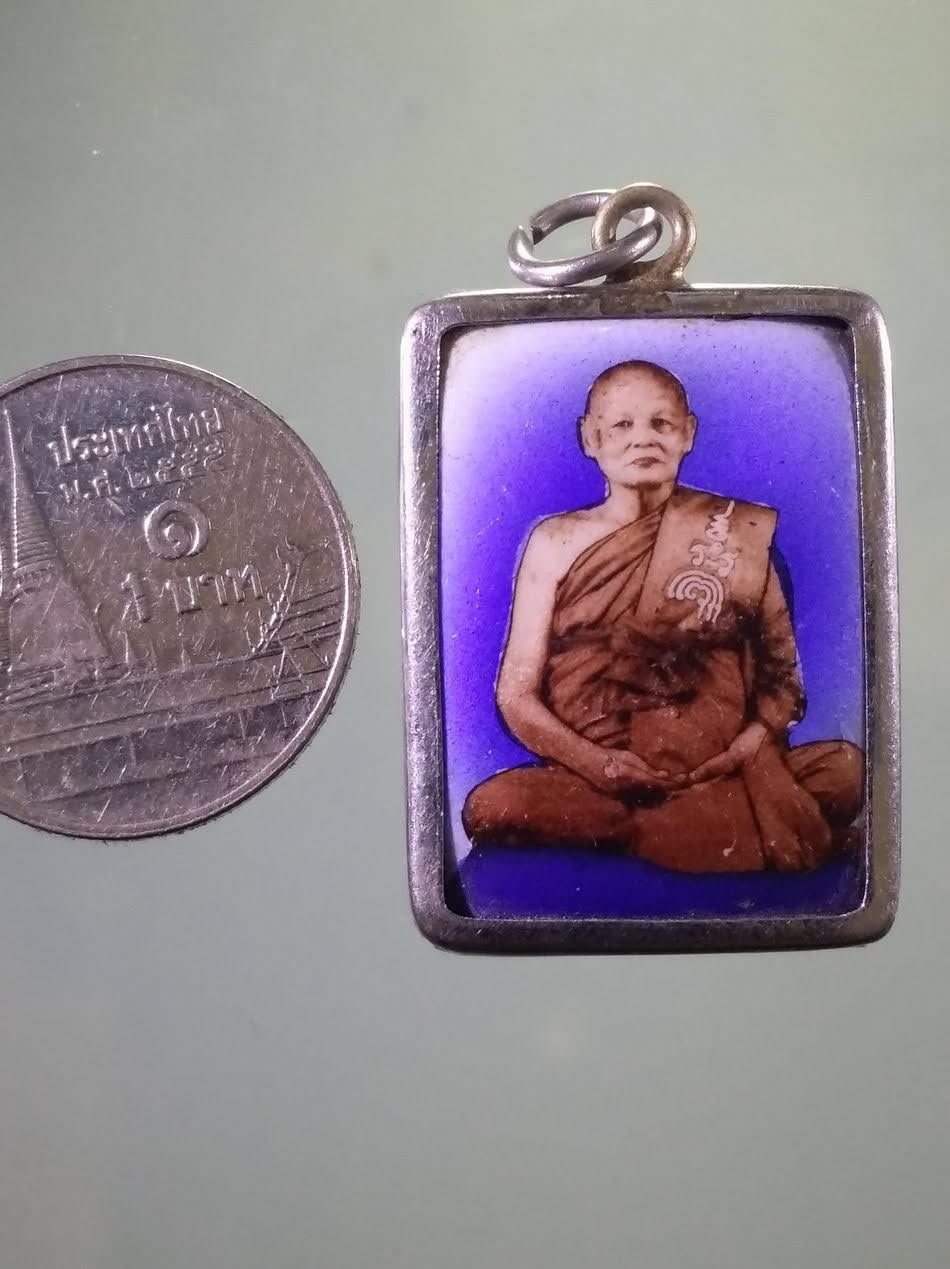 รหัสสินค้า เครื่องราง ล็อตเก็ต ภาพถ่าย 195 ล็อกเก็ตหลวงพ่อแพ วัดพิกุลทอง จังหวัดสิงห์บุรี ที่ระลึกอายุครบ 90 ปี หลวงพ่อแพ หลังยันต์พุฒซ้อน และดอกพิกุล ขนาดเทียบกับเหรียญบาท หายาก สร้างน้อยไม่ค่อยพบเจอ