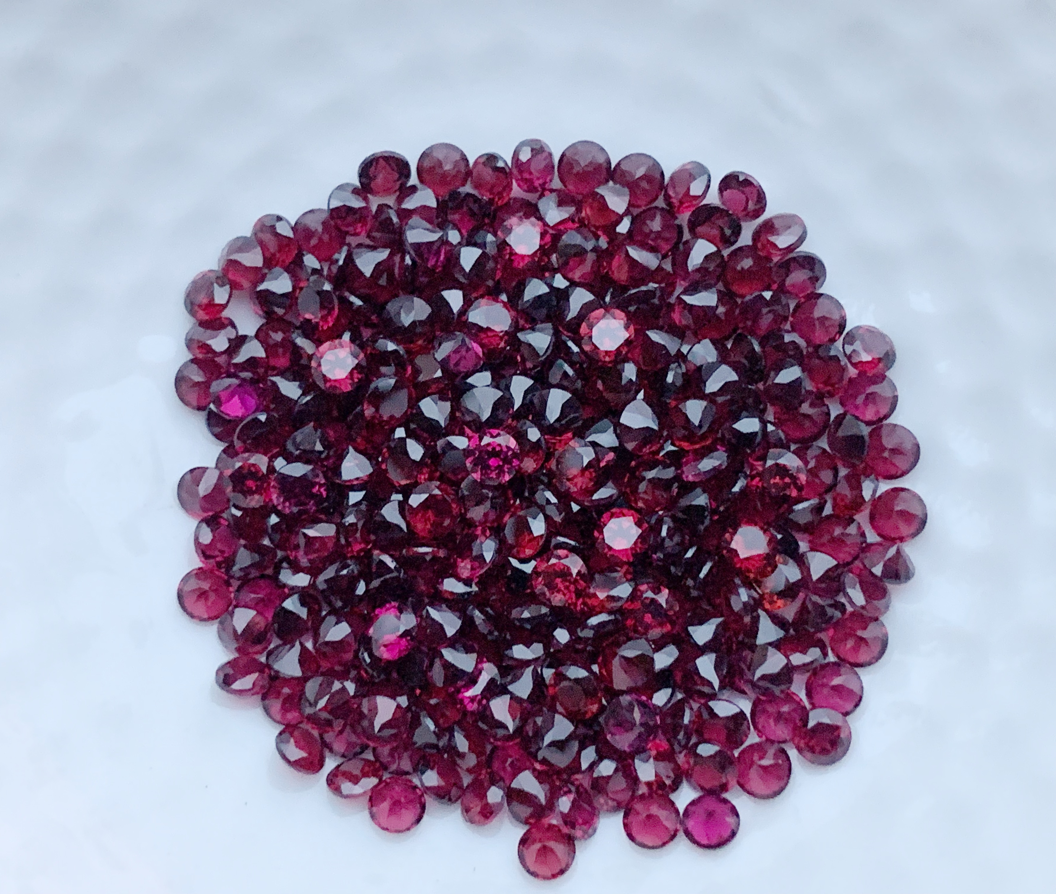 โรโดไลท์แดงกลม 3.0 มม. 5 กะรัต