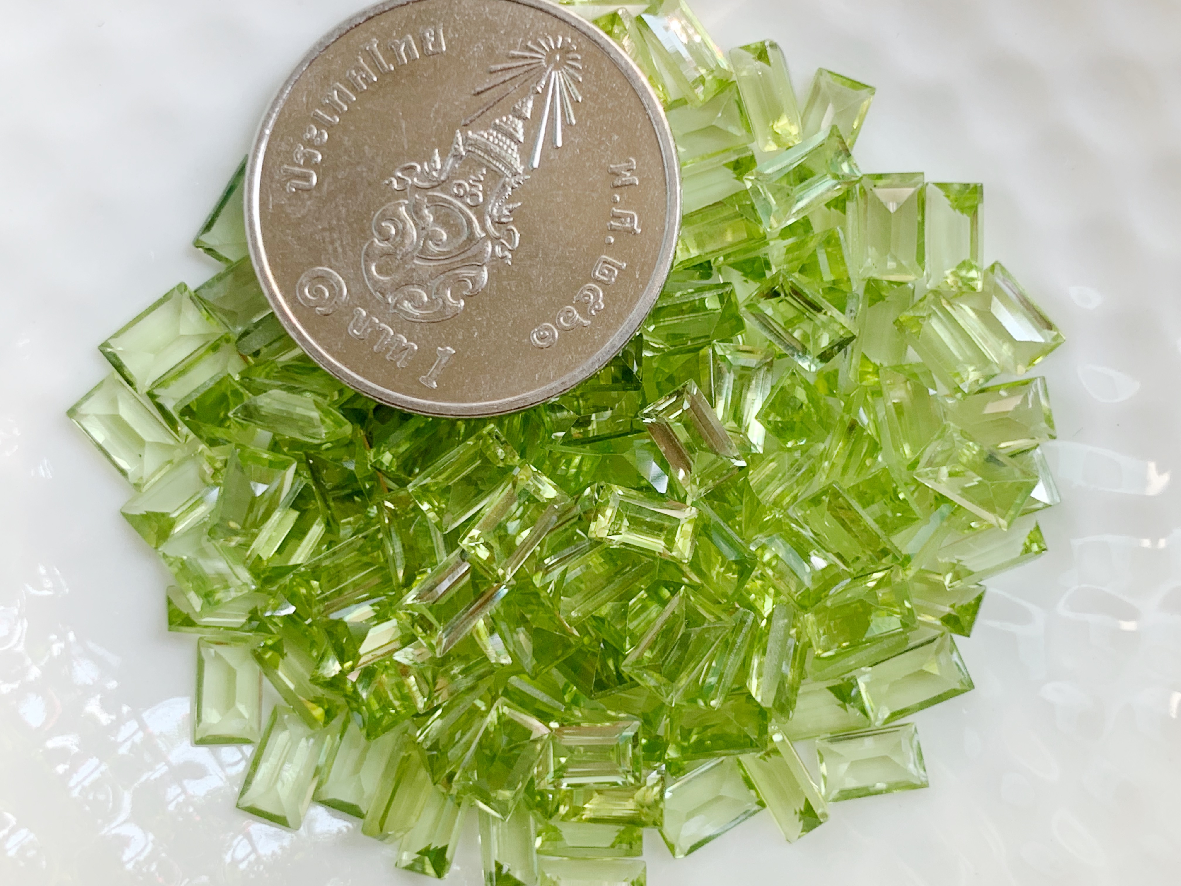 เพอริดอทสี่เหลี่ยม 5x3 มม. 5 กะรัต