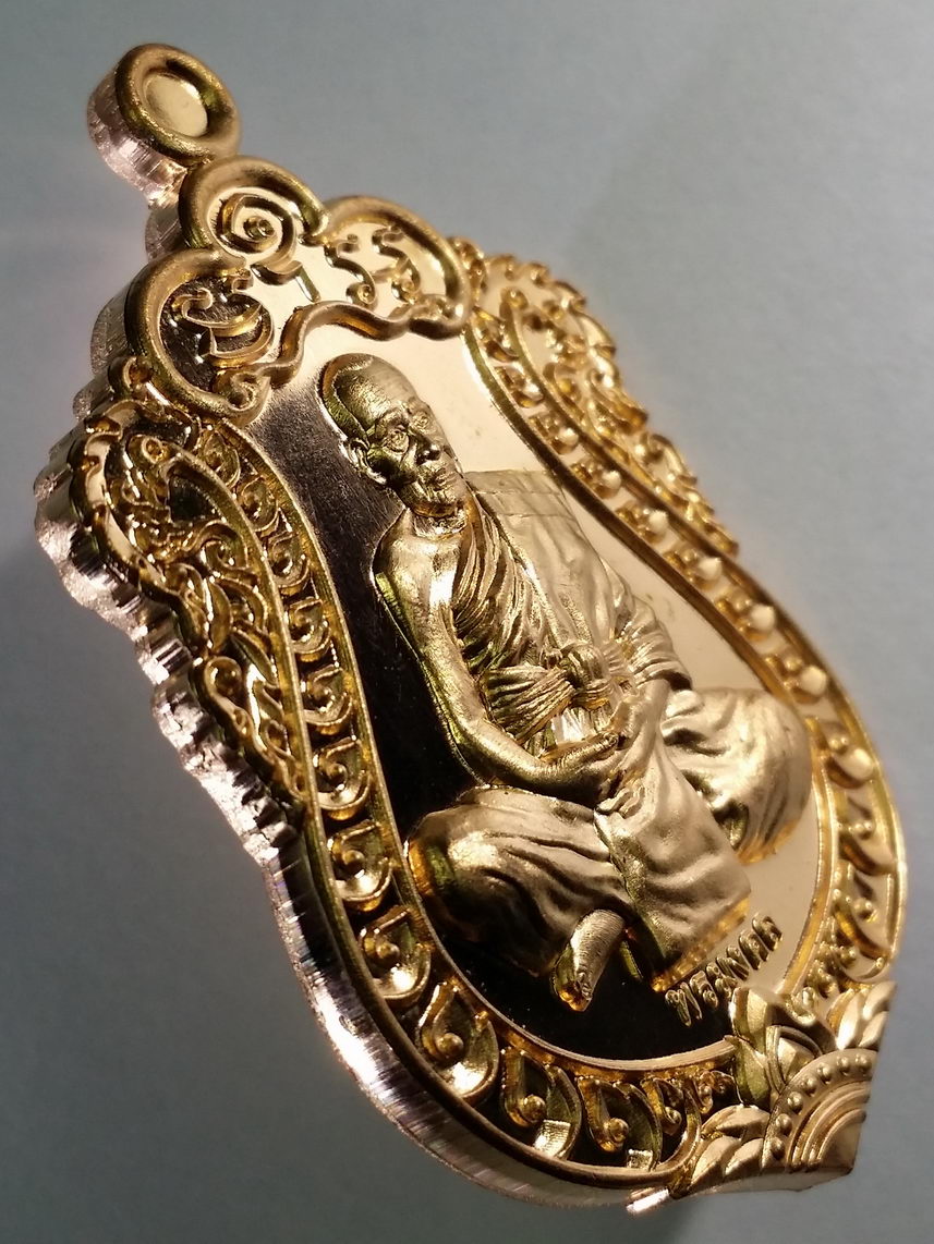 รหัสสินค้า พระมีกล่อง 017 เหรียญเสมาหลวงพ่อพัฒน์ วัดห้วยด้วน อำเภอหนองบัว จังหวัดนครสวรรค์ รุ่นพรมงคล เนื้อทองแดง ตอกโค๊ต หมายเลข ๖๒๐๓ พระมีประสบการณ์