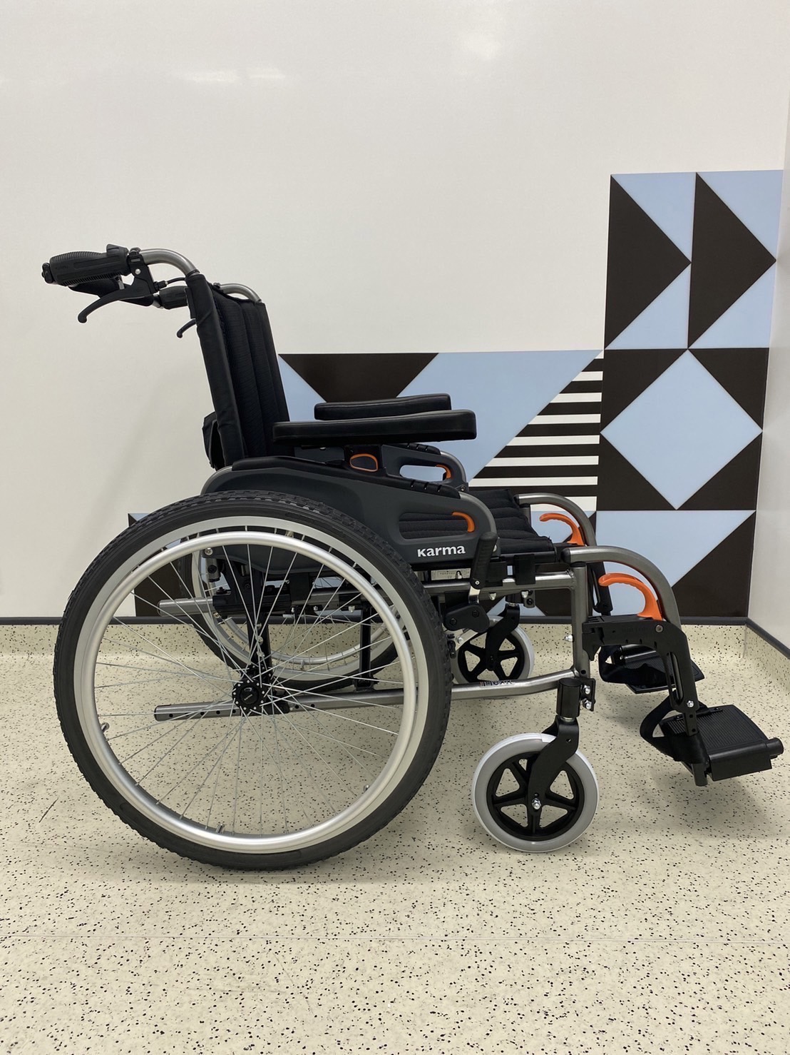 รถเข็นอลูมินัมอัลลอยด์คาร์ม่า ไซร์ใหญ่พิเศษ Karma รุ่น Flexx HD (KM-8022) เบาะกว้างพิเศษ 22 นิ้ว รองรับน้ำหนักสูงสุด 170 กิโลกรัม เหมาะสำหรับ คนมีรูปร่างใหญ่, คนที่มีน้ำหนักมาก, คนไซร์ฝรั่ง สูง ใหญ่ ของแท้ รับประกันศูนย์ไทย 5 ปี