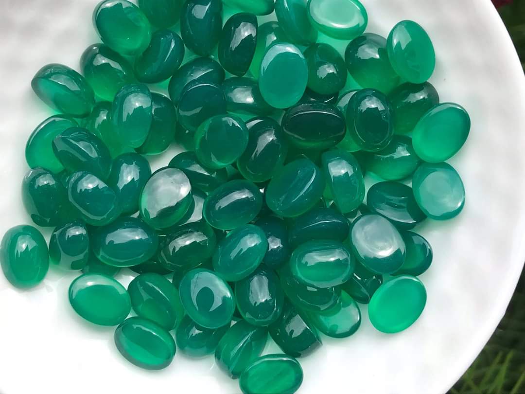 โมราไข่หลังเบี้ย 8x6mm. 10 กะรัต