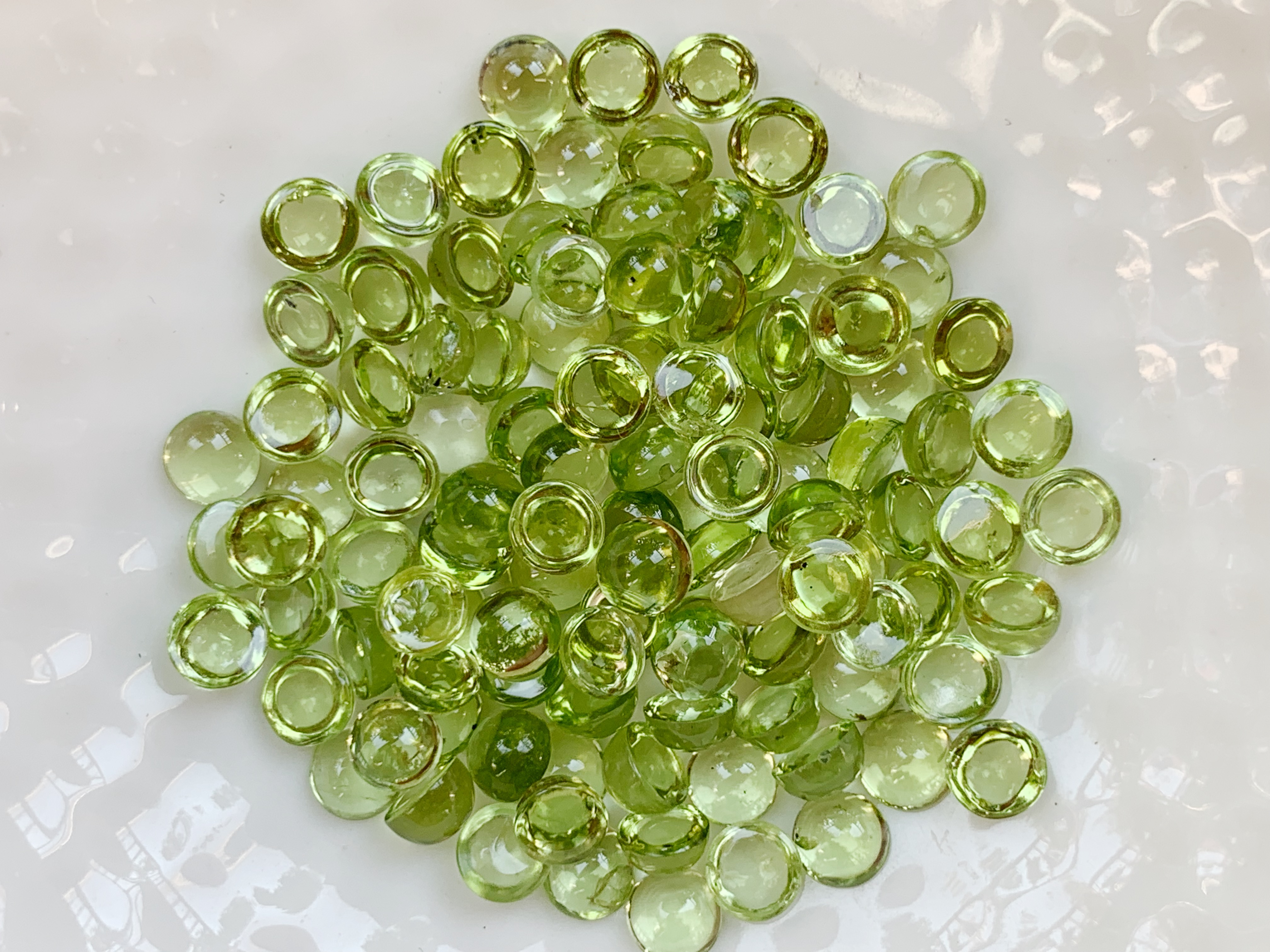 เพอริดอทกลมหลังเบี้ย 4.0 มม. 5 กะรัต