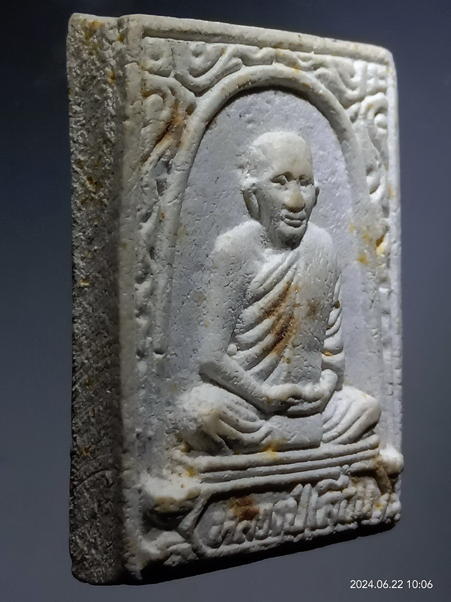 รหัสสินค้า พระเนื้อดิน เนื้อผง เนื้อว่าน 020 พระผงรูปเหมือนหลวงปู่เลื่อน วัดสุดเขตตาราม ตำบลนาดี จังหวัดสุรินทร์ หลังยันต์พุฒซ้อน