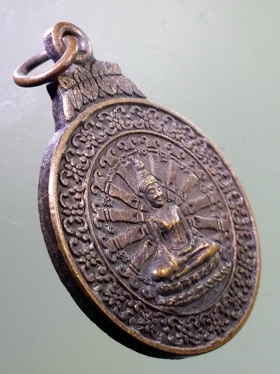 รหัสสินค้า เหรียญพระพุทธ 082 เหรียญกะไหล่ทอง หลวงพ่อวัดเขาตะเครา หลังสมเด็จรำพึง วัดเขาตะเครา จังหวัดเพชรบุรี สร้างปี 2537 *