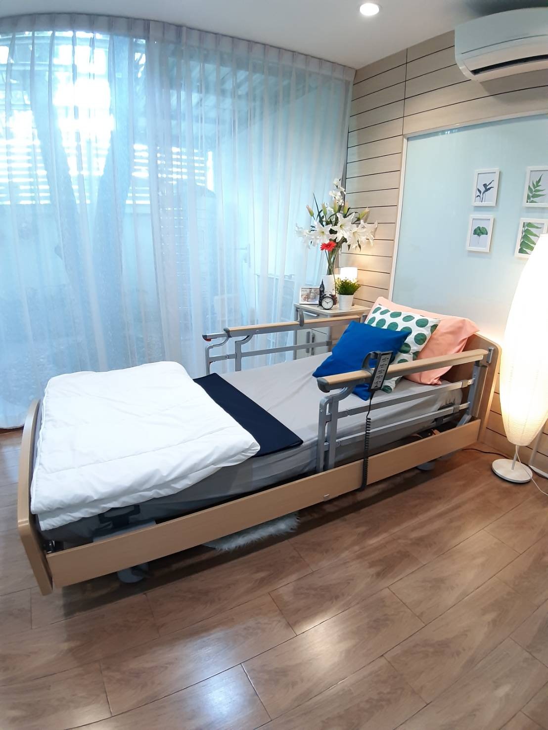 ชุดเตียงผู้ป่วยปรับไฟฟ้า VENTA ราวข้างเตียง Telescopic ที่สามารถพับเก็บซ่อนกับโครงเตียง ดีไซนด์สวยงาม (ปรับเตียงต่ำสุด 25 cm.) + พร้อมที่นอนโฟมป้องกันแผลกดทับ MERCURY หนา 15 cm. + ชุดผ้าปูที่นอน + ผ้ายางรองกันเปื้อน