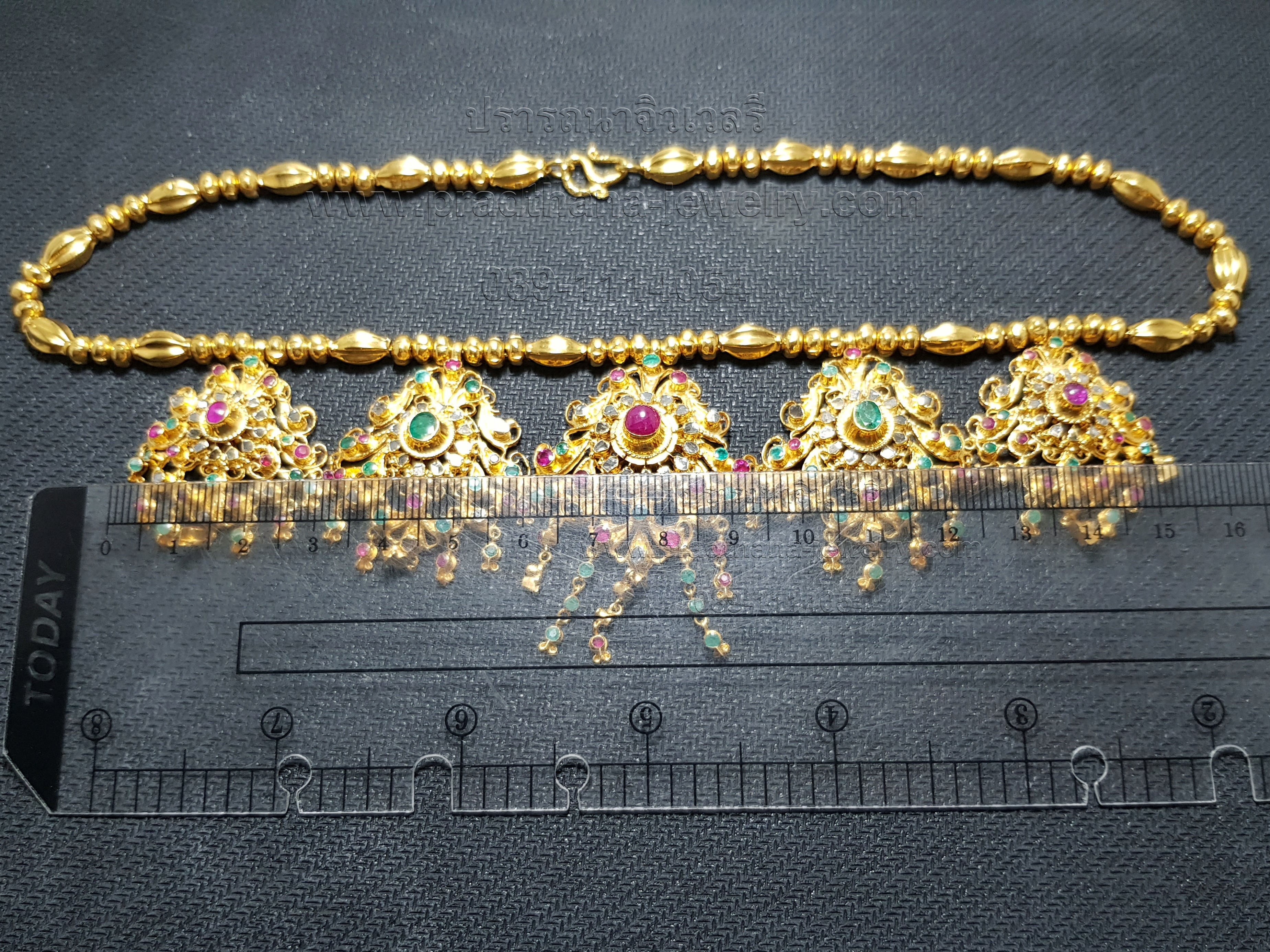 สร้อยคออุบะห้าช่อสามสี