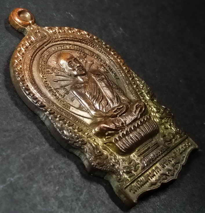 รหัสสินค้า ชลบุรี 009 เหรียญนั่งพาน หลวงปู่ม่น วัดเนินตามาก อำเภอพนัสนิคม จังหวัดชลบุรี สร้างปี 2537 ตอกโค๊ต หมายเลข 585