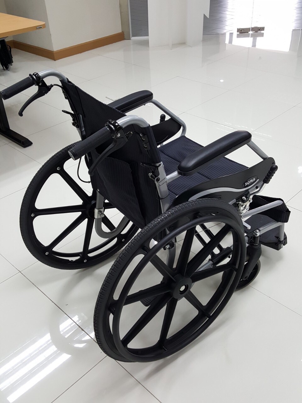 รถเข็นอลูมินัมอัลลอยด์โซม่า SOMA รุ่น SM 150.3 F24 (WheelChair SOMA 150.3 F24) ล้อหลังใหญ่ น้ำหนักเบา แข็งแรงทนทาน ของแท้ รับประกันศูนย์ไทย 1 ปี