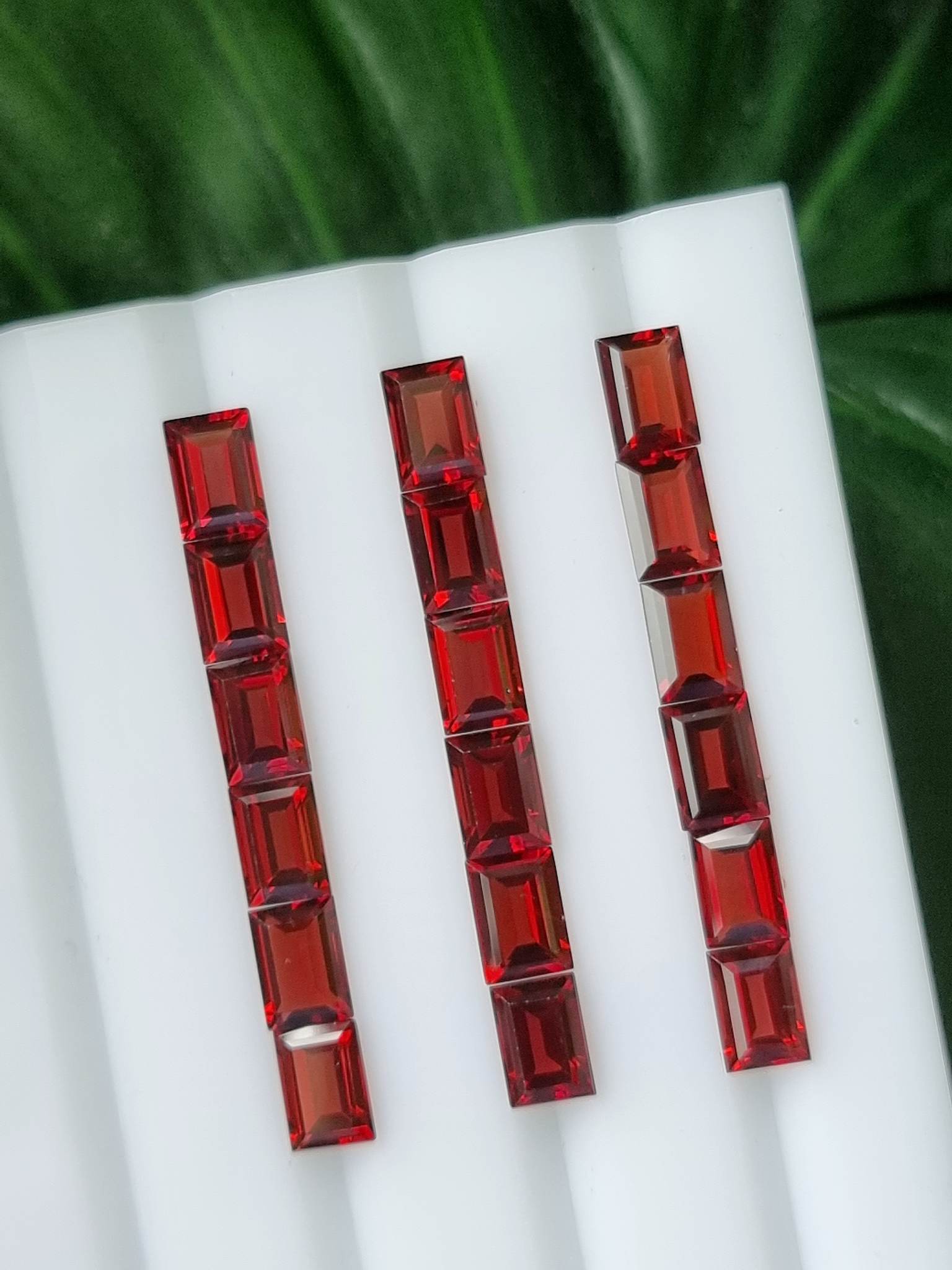 โกเมนสี่เหลี่ยม 7x5 มม. 5 กะรัต