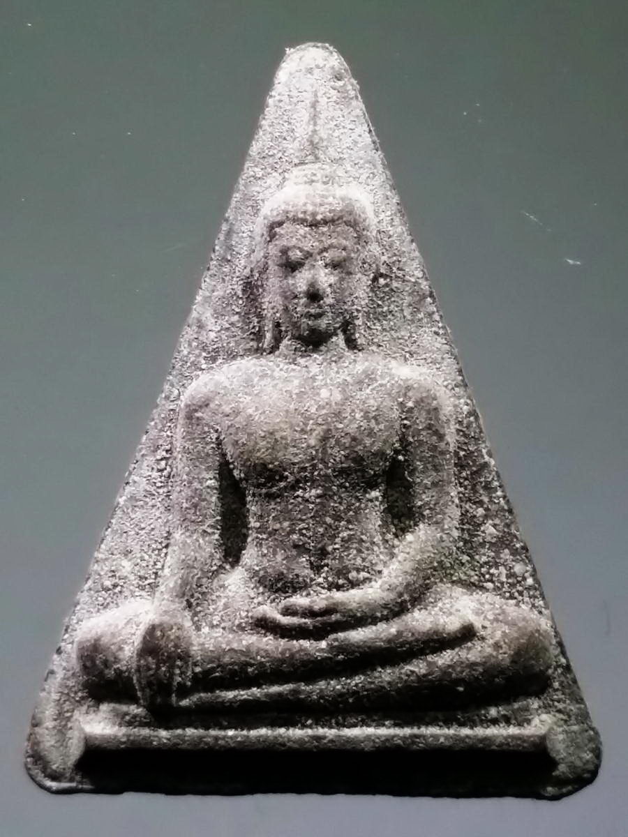 รหัสสินค้า พระเนื้อดิน เนื้อผง เนื้อว่าน 2228 พระนางพญาเนื้อผง หลังตราสัญลักษณ์พระราชพิธี ในรัชกาลที่ 9 ไม่ทราบปีที่สร้าง