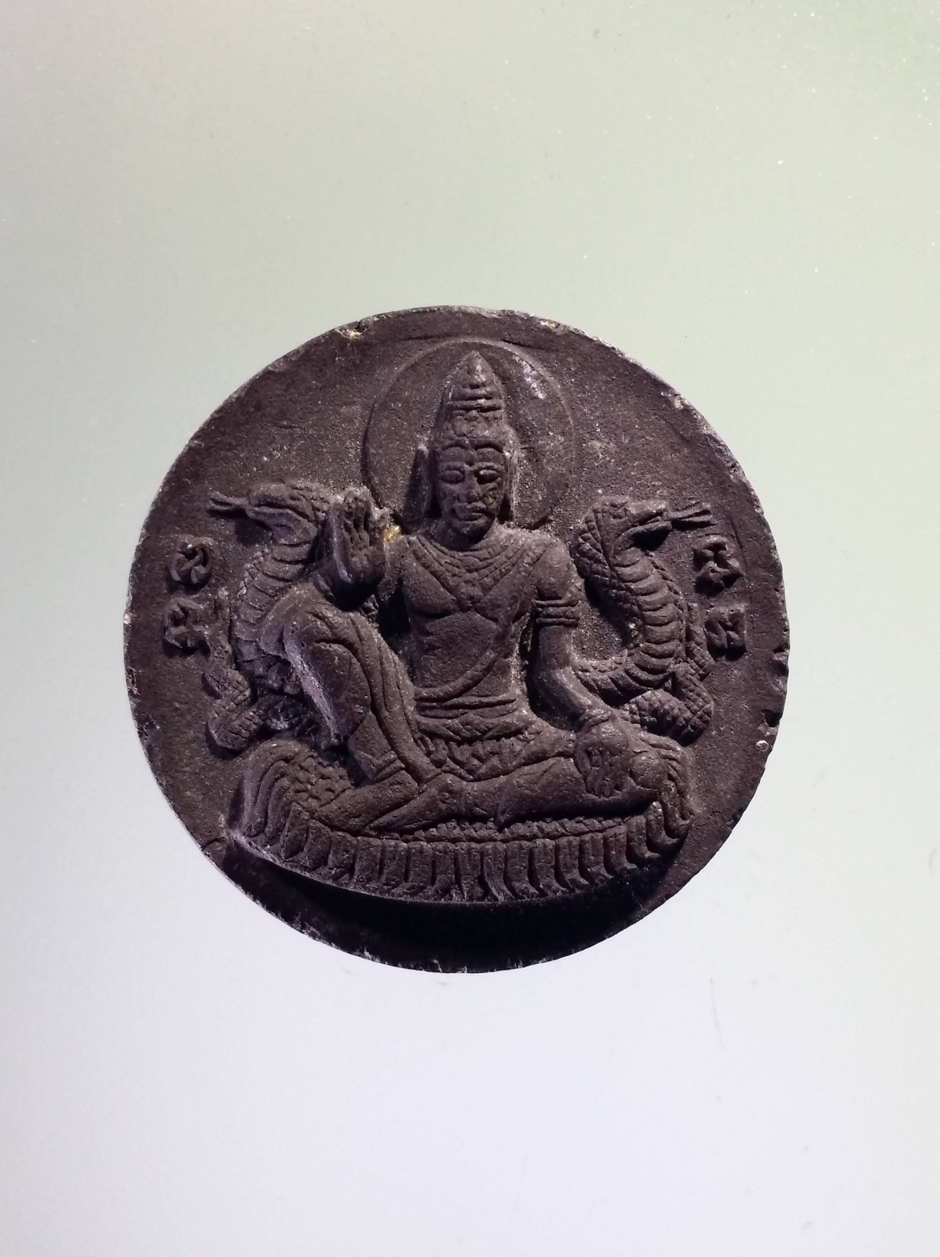 รหัสสินค้า จตุคามรามเทพ 471 ท้าวจตุคามรามเทพ หลังรูปพระอุโบสถ เนื้อว่านกากยายักษ์ พิมพ์เล็กไม่ทราบรุ่น กล่องหาย