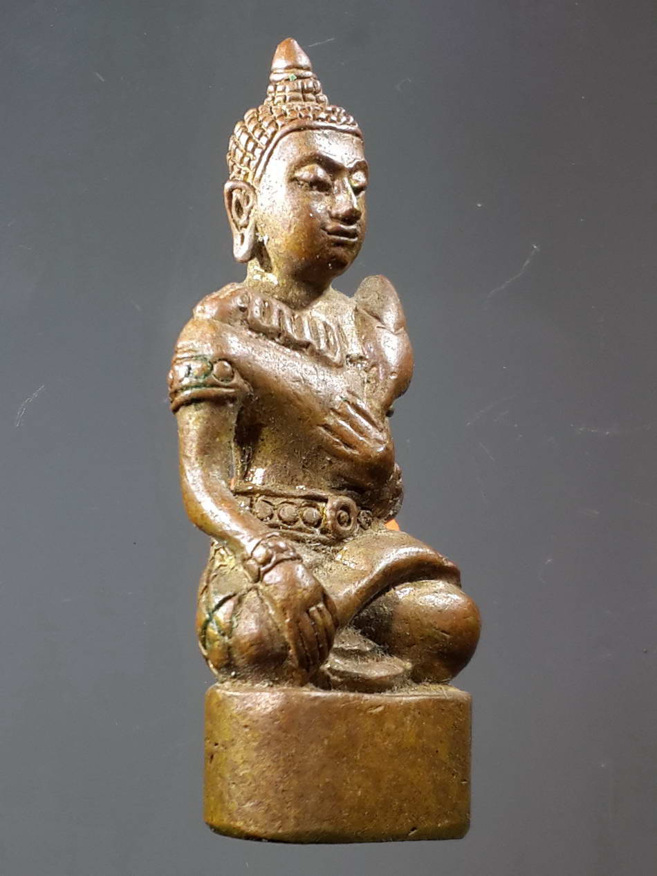 รหัสสินค้า พระกริ่ง พระหล่อ 221 พระอุปคุต เขมร (พระบัวเข็ม) เนื้อนวโลหะ ไม่ทราบที่ น่าจะเป็นพระเกจิยุคเก่าสร้าง เป็นพระหล่อโบราณ แต่งเกลาผิว พระรายการนี้ให้เช่าบูชาแล้ว