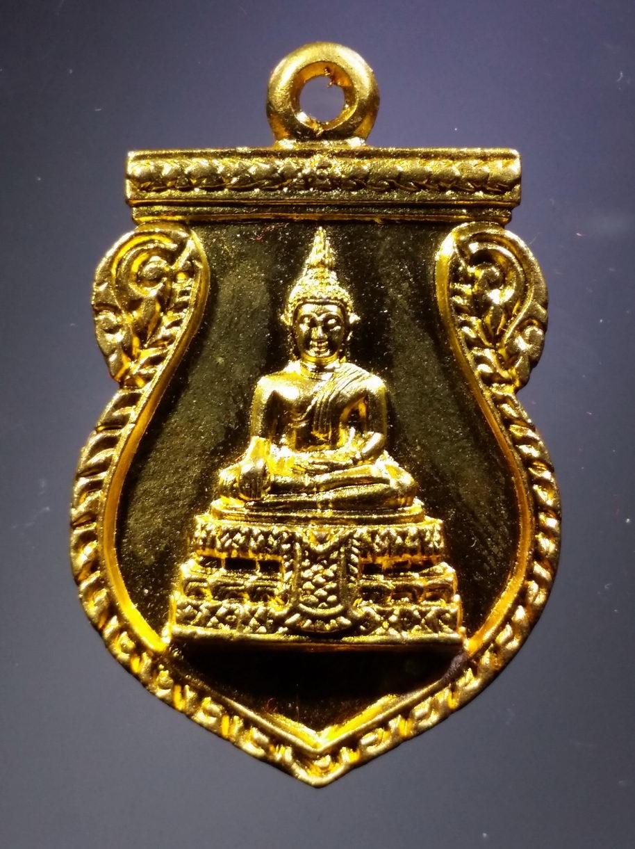 รหัสสินค้า พระมีกล่อง 3867 เหรียญหล่อพิมพ์เสมา กะไหล่ทอง หลวงพ่อวัดไร่ขิง วัดไร่ขิง อำเภอสามพราน จังหวัดนครปฐม ไม่ทราบปีที่สร้าง