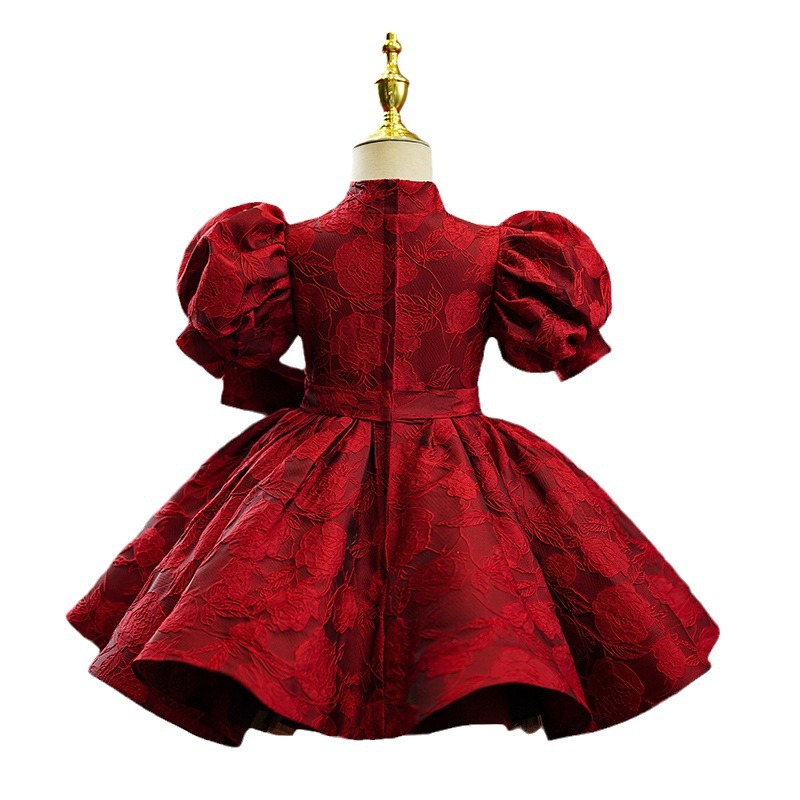 Gd4518- พร้อมส่งจากไทย ชุดออกงานเด็กหญิงสีแดง คอจีน แขนตุ๊กตา ระบายหน้าผูกโบว์น่ารัก ชุดเข้ารูปสวยหรูหรา ผ้าลายดอกมีมิติ ชุดราตรีเด็กทรงสั้น