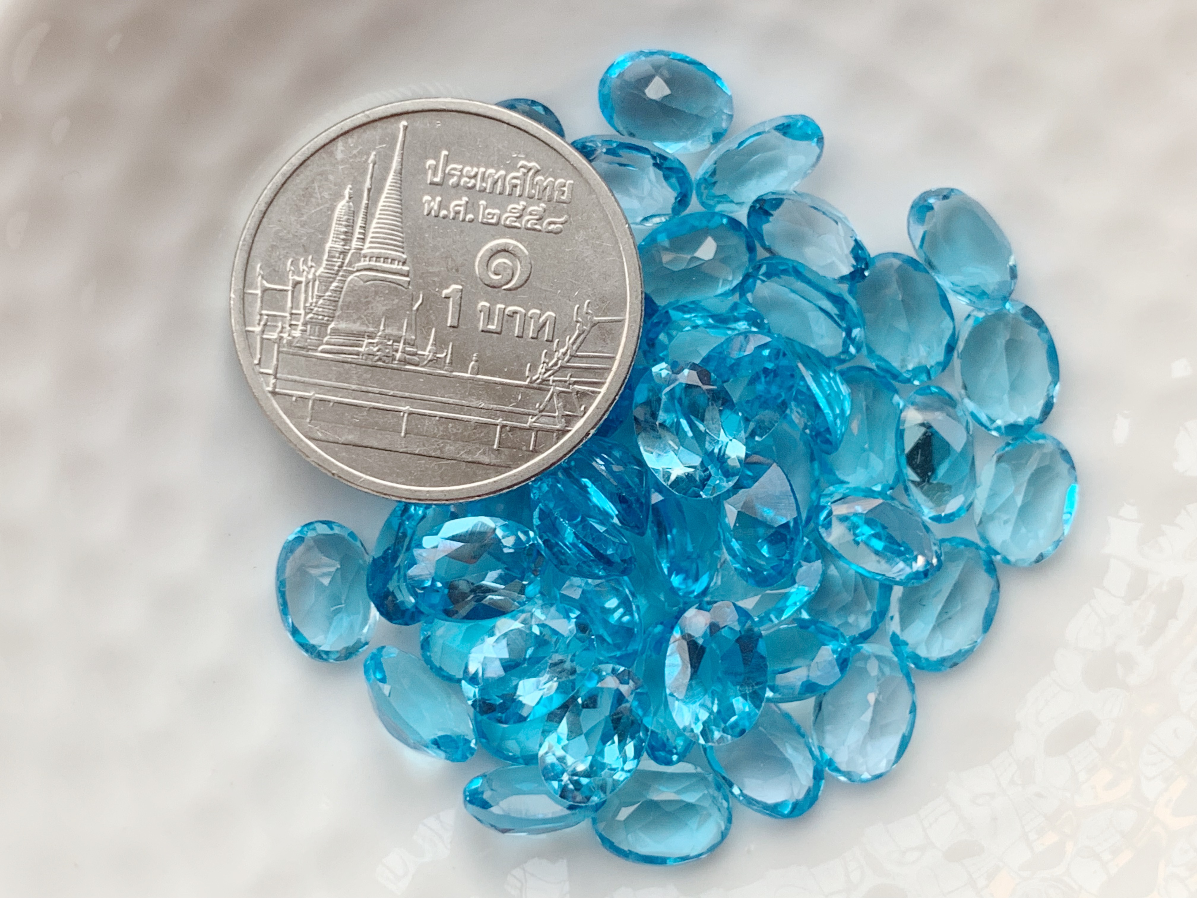 บลูโทปาสไข่ 7X5 มม. 5 กะรัต