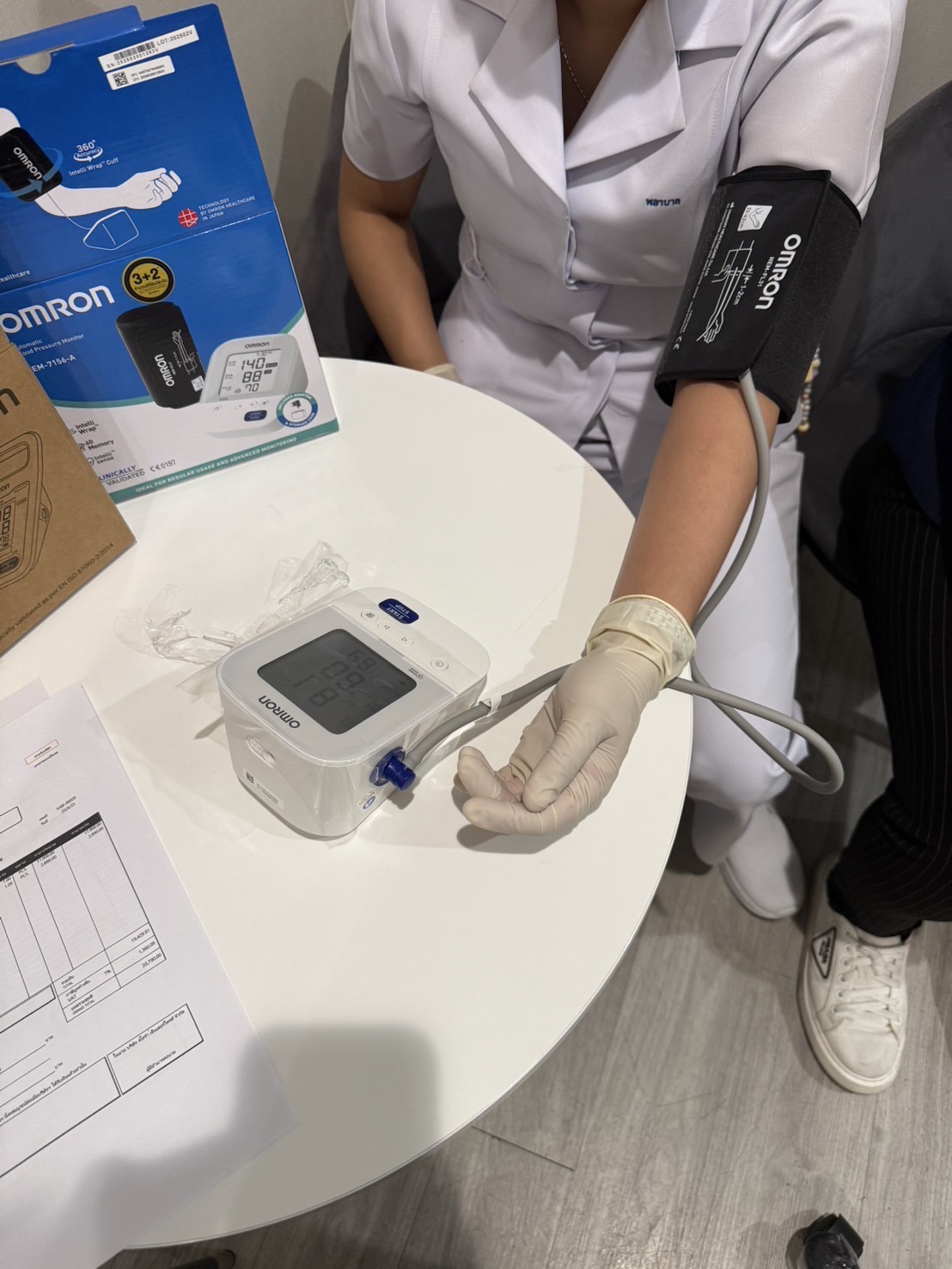 Omron เครื่องวัดความดันโลหิตอัตโนมัติ แบรนด์ Omron รุ่น HEM-7156A มาพร้อมผ้าพันแขน IntelliWrap สวมใส่ง่าย วัดได้รอบทิศทาง