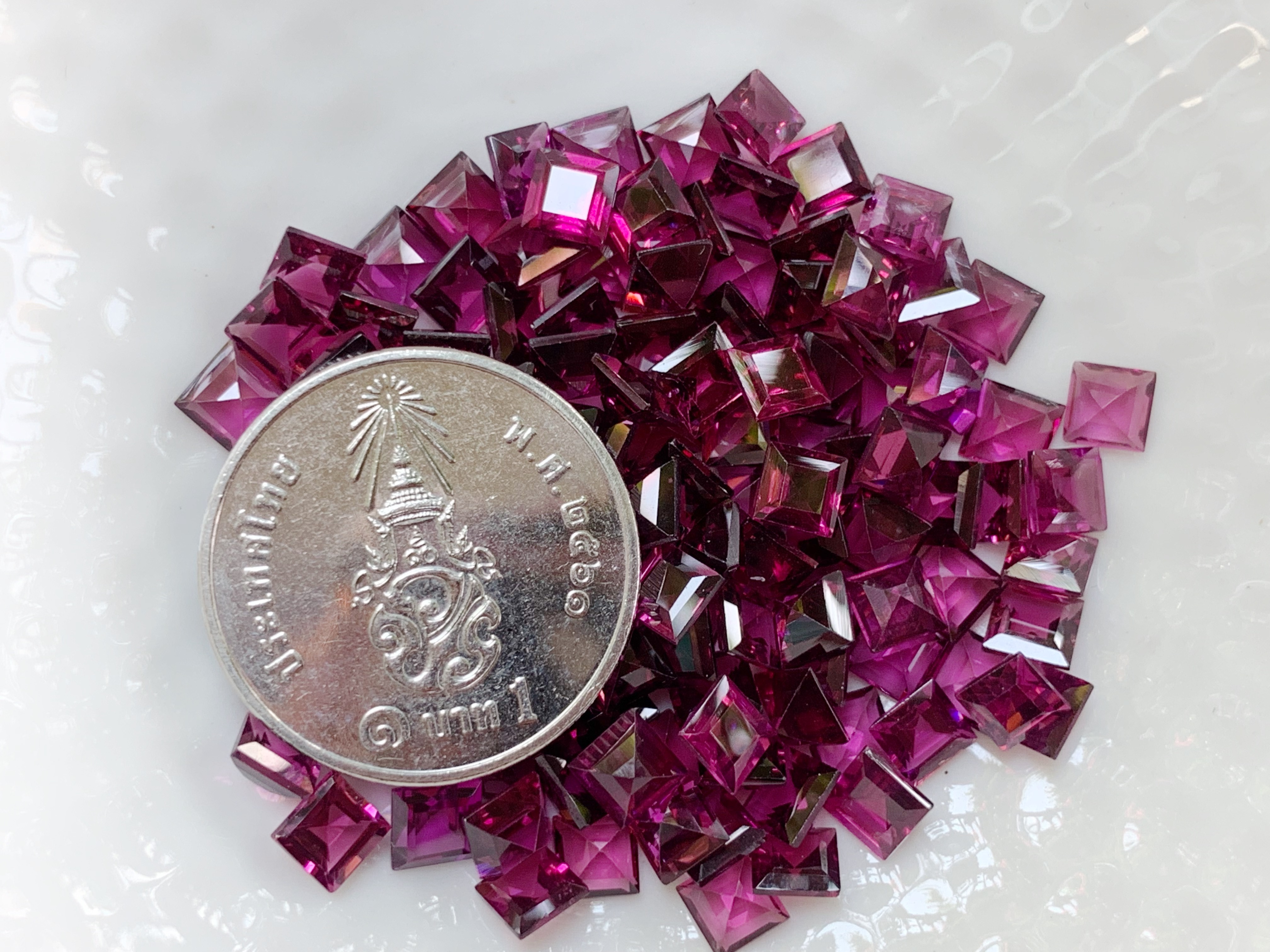 โรโดไลท์สี่เหลี่ยม 4x4 มม. 5 กะรัต