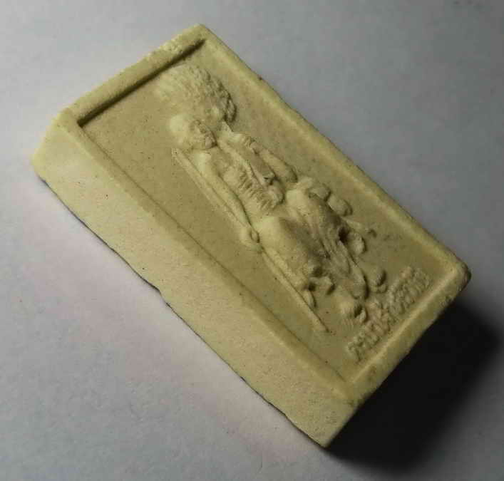 รหัสสินค้า พระเนื้อดิน เนื้อผง เนื้อว่าน 356 ครูบาเจ้าศรีวิชัย เนื้อผงหลังเจดีย์พระธาตุ ปั๊มตรายาง ด้านหลังเขียนว่ามหามงคล ไม่ทราบวัด