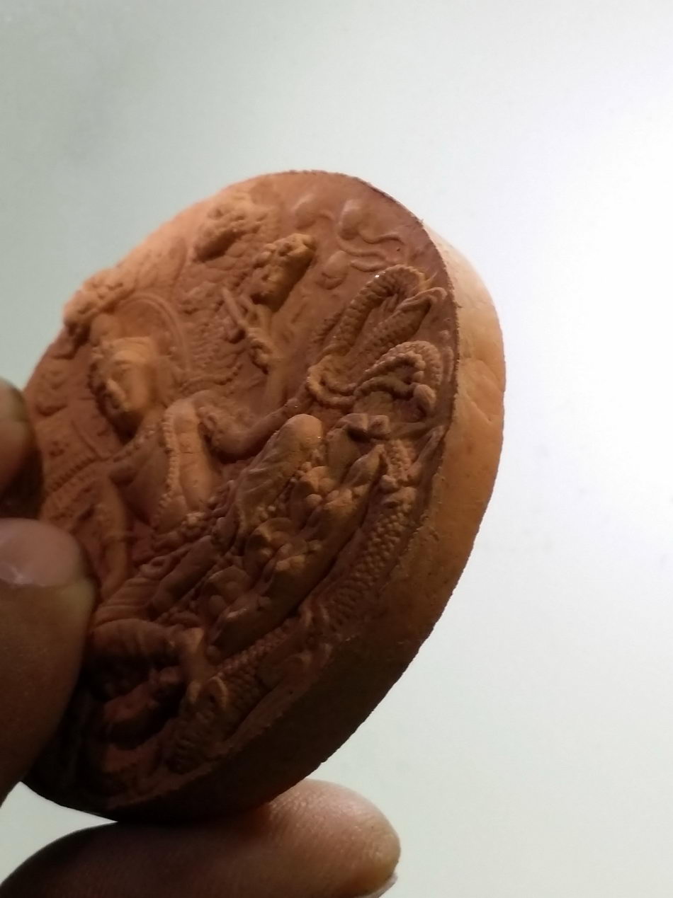 รหัสสินค้า จตุคามรามเทพ 734 พระเทวราชโพธิสัตว์จตุคามรามเทพ รุ่นมหาปาฏิหาริย์มั่งมีทรัพย์ เนื้อว่านแดง กล่องแปดเหลี่ยม