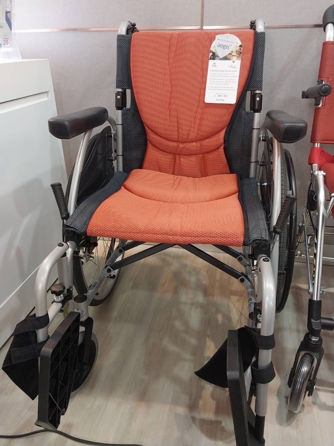 รถเข็นอลูมินัมอัลลอยด์คาร์ม่า รุ่น S-Ergo 125 (WheelChair KARMA S-Ergo 125) ถอดชิ้นส่วนได้ เปิดที่พักแขนขึ้นได้ สะดวกต่อการเคลื่อนย้ายผู้ใช้งาน นั่งสบาย รองรับน้ำหนักสูงสุด 115 กิโลกรัม ของแท้ รับประกันศูนย์ไทย 5 ปี