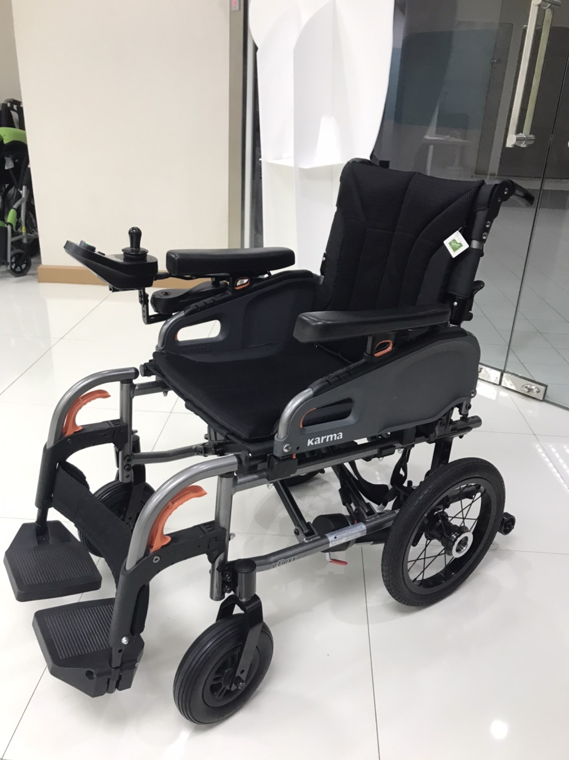 รถเข็นไฟฟ้าคาร์ม่า Eflexx (Power WheelChair KARMA Eflexx) ล้อหลังมี 2 ขนาดเล็ก 14 นิ้ว และล้อใหญ่ 20 นิ้ว สามารถเลือกได้ พับเก็บได้ พนักพิงหลังปรับได้ แบตเตอรี่ถอดและติตตั้งง่าย น้ำหนักเบา เคลื่อนย้ายสะดวก (รุ่นยอดนิยม)