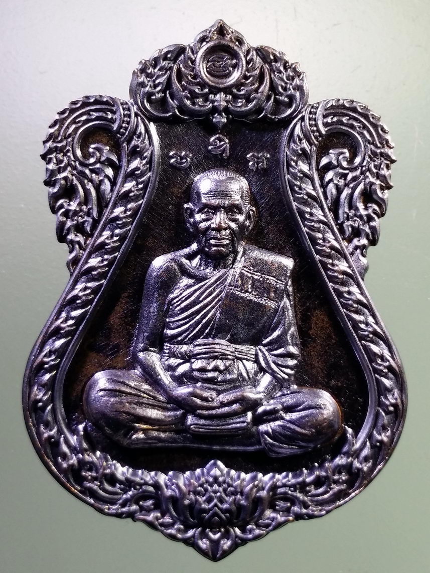 รหัสสินค้า พระมีกล่อง 002 เหรียญเสมา รุ่นมนต์พระพาย เนื้อทองแดงรมดำ หลวงพ่อพัฒน์ วัดห้วยด้วน อำเภอหนองบัว จังหวัดนครสวรรค์ ตอกโค๊ต หมายเลข ๑๒๙๐