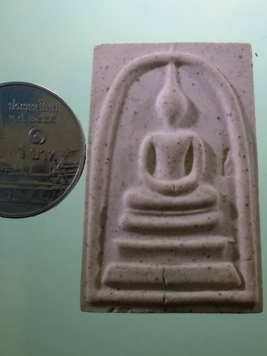 รหัสสินค้า พระมีกล่อง 4037 พระสมเด็จเนื้อผงวัดระฆัง รุ่นเสาร์ 5 พิธีพุทธาภิเษกวัดระฆัง คณะ 9 จัดสร้างเมื่อวันที่ 5 พฤษภาคมปี 2555 กดโค๊ดด้านหน้า ตรายางด้านหลังปั๊มเขยื้อน 2 ครั้ง