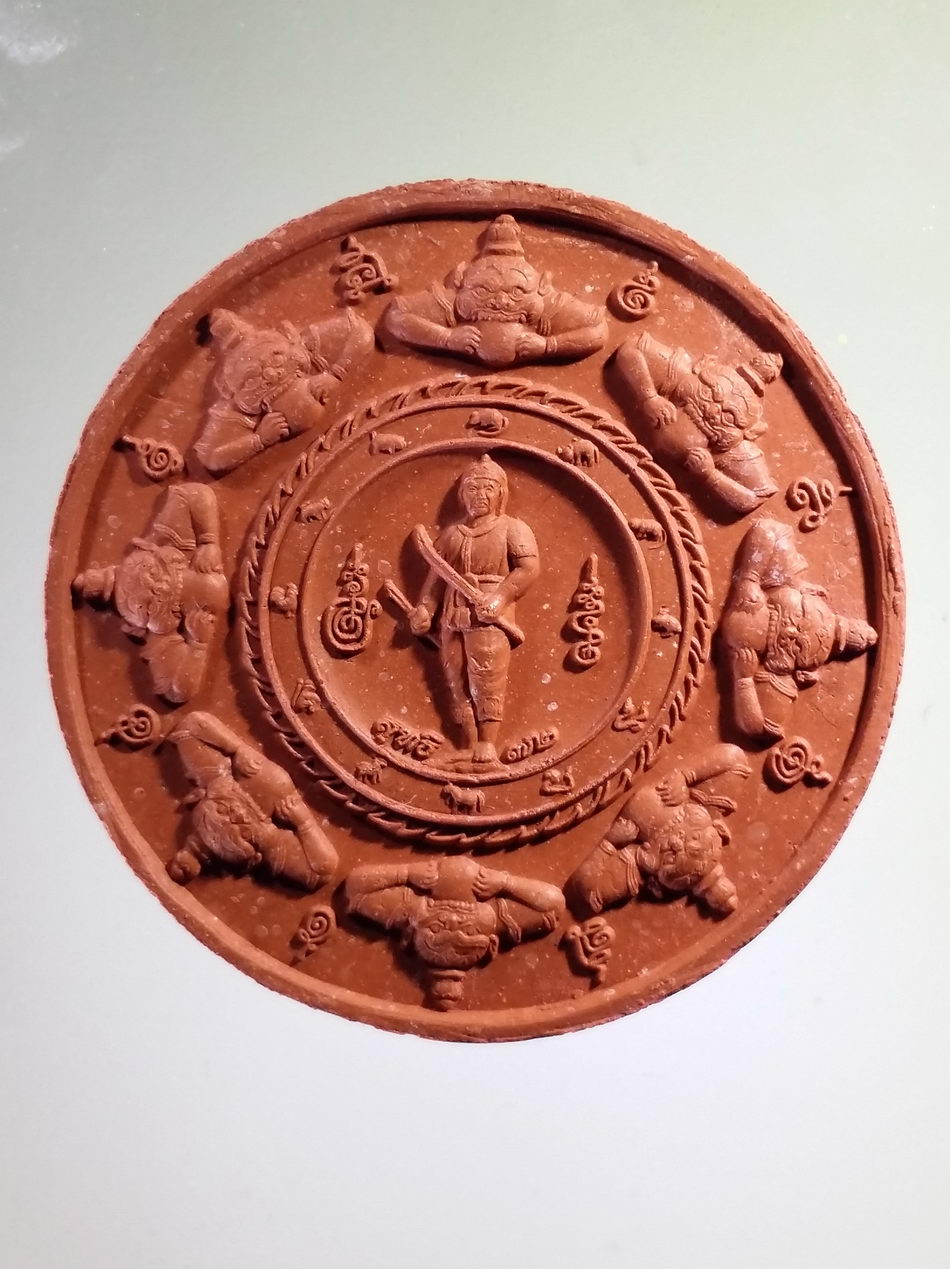 รหัสสินค้า จตุคามรามเทพ 445 พระเทวราชโพธิสัตว์จตุคามรามเทพ - พระยาพิชัยดาบหัก จังหวัดอุตรดิตถ์ ไม่ทราบรุ่นไม่มีกล่องครับ มีตัวหนังสือเขียนด้านหลังว่า สุทธิ 72