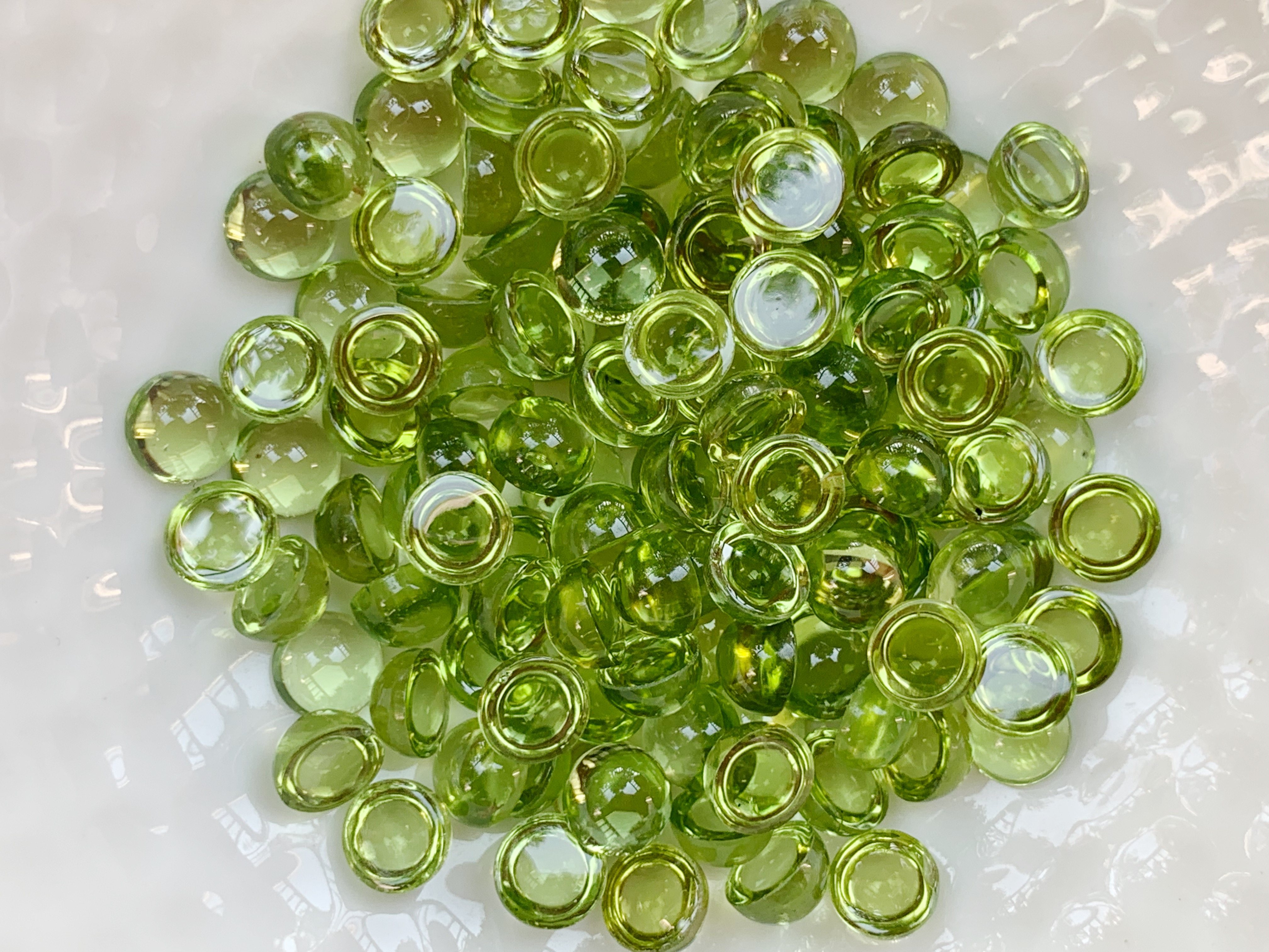 เพอริดอทกลมหลังเบี้ย 5.0 มม. 10 กะรัต