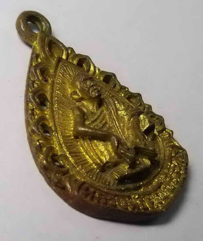 รหัสสินค้า นครราชสีมา 058 เหรียญหล่อ หลวงพ่อคูณ วัดบ้านไร่ จังหวัดนครราชสีมา รุ่นนับแบงค์ ปลุกเสกพิธีเสาร์ 5 คูณพันล้าน สร้างปี 2537 เนื้อทองผสม