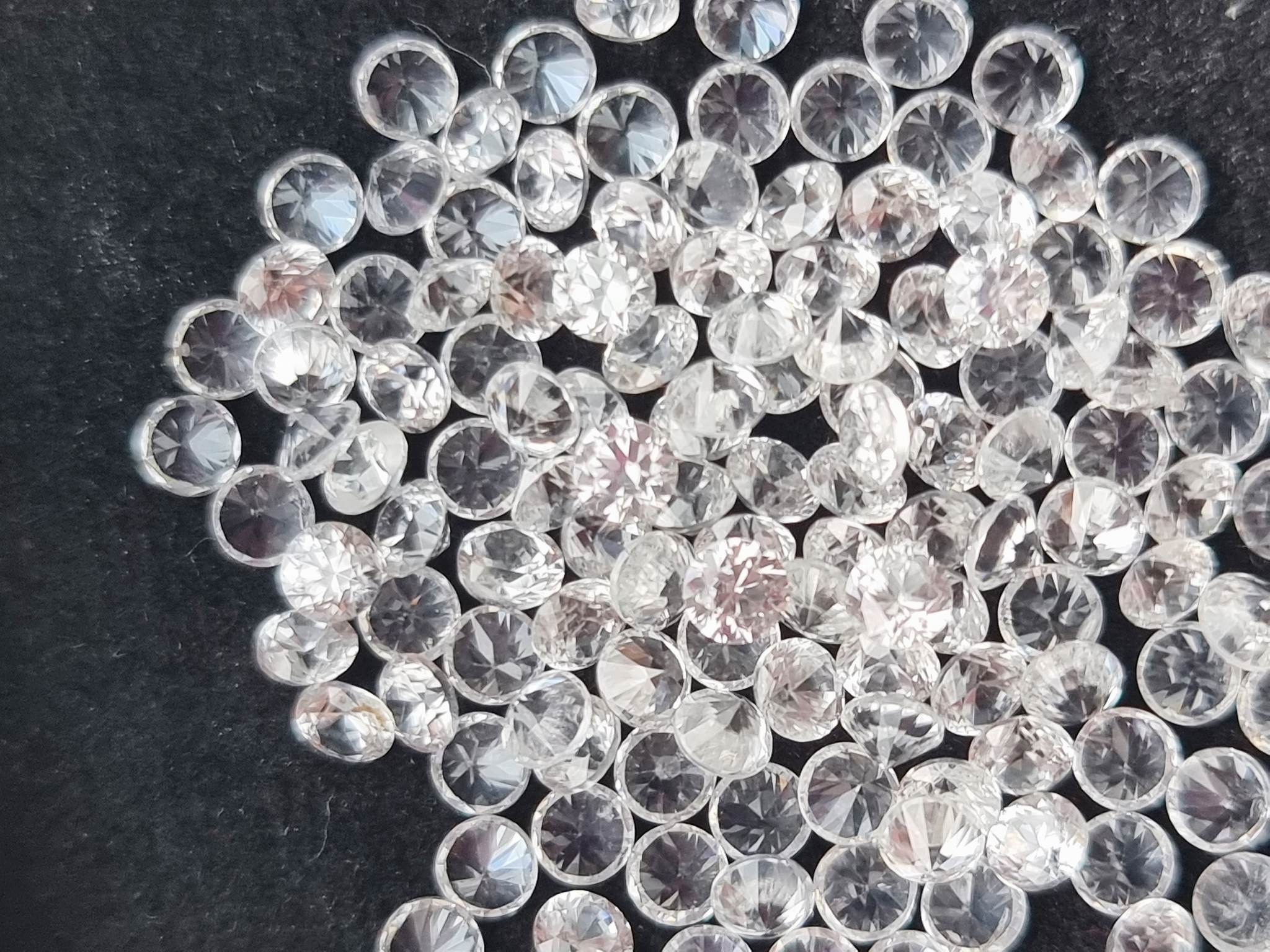 เพทายขาวกลมเจียรเหลี่ยม 3.0 มม. 1 กะรัต