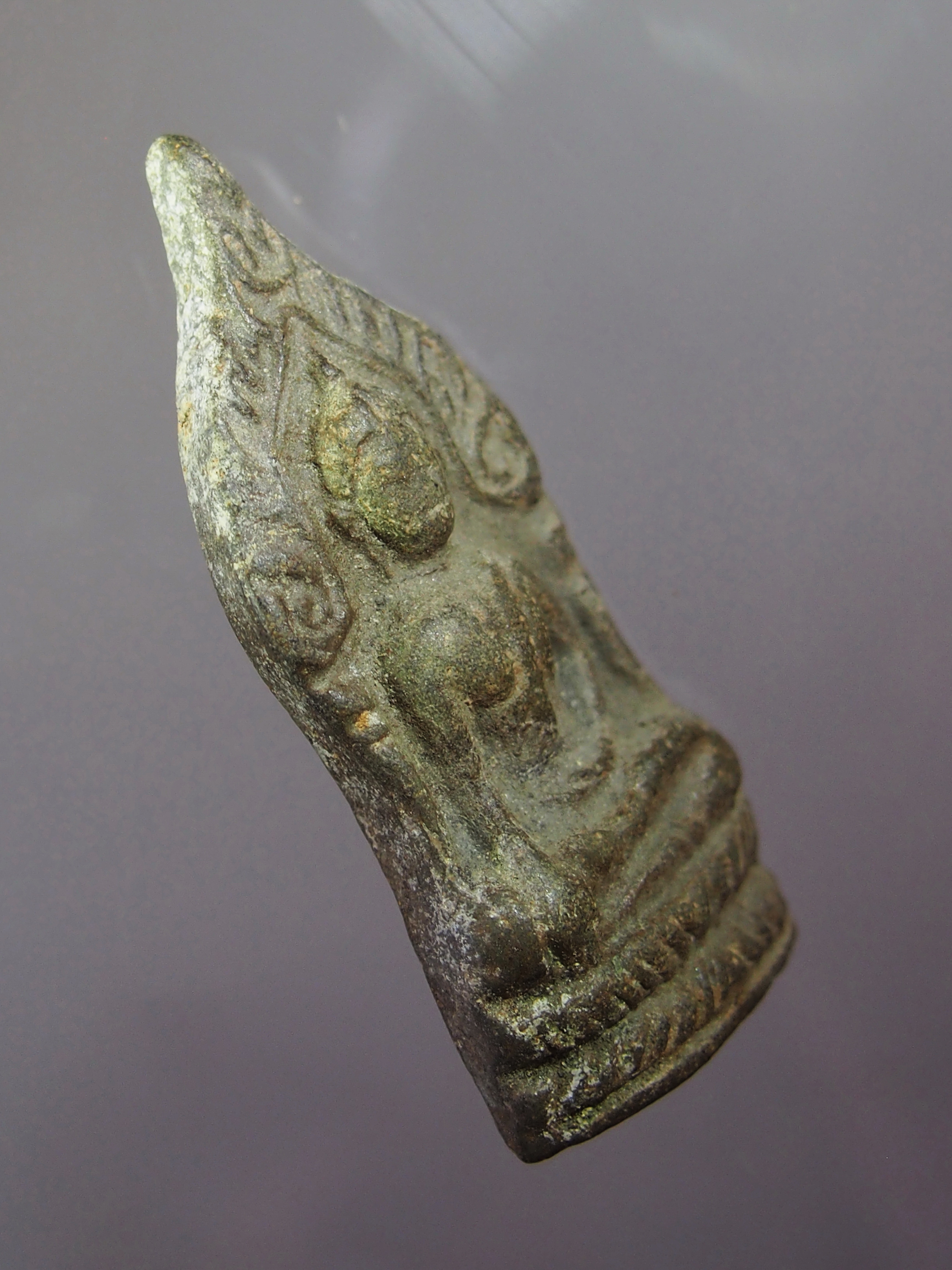 รหัสสินค้า พระกรุ 087 พระร่วงนั่ง ซุ้มเรือนแก้ว จังหวัดสุโขทัย เนื้อออกเขียวหินครก ไม่ทราบกรุ หน้าตาพอมีให้เห็นไรๆ