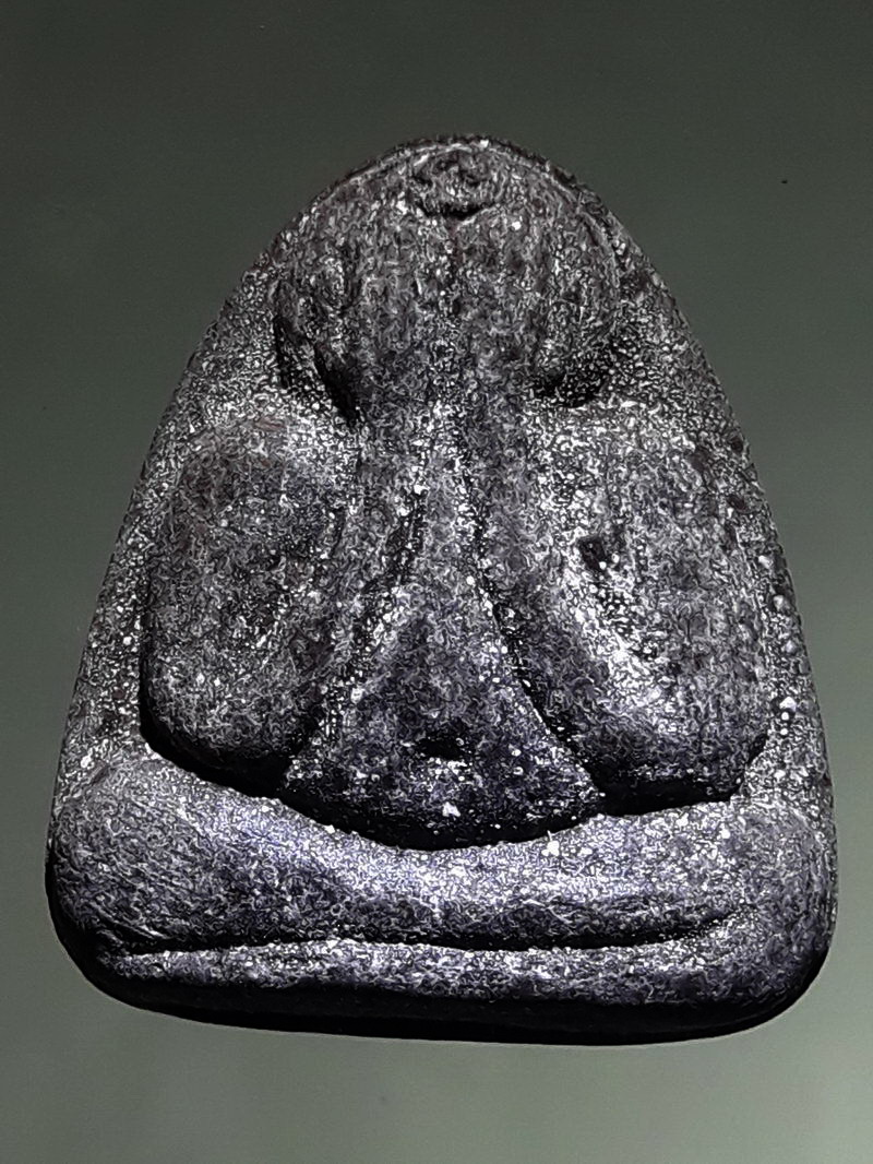 รหัสสินค้า พระเนื้อดิน ผง ว่าน 10466 พระปิดตาเนื้อผงหลังยันต์ มีตัวอักษรภาษาจีนอยู่ด้านล่างด้านหลัง ไม่ทราบที่ เนื้อหาไม่ธรรมดา