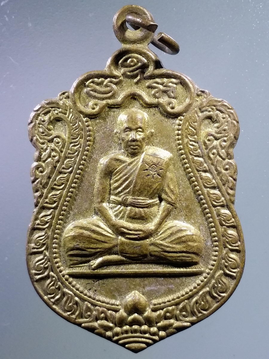 Antig FB 7260 เหรียญเสมาใหญ่ หลวงปู่ทอง พระครูสุทธิคุณรังษี วัดรังษีสุทธาวาส (วัดไร่กล้วย) อำเภอศรีราชา จังหวัดชลบุรี รุ่นพิธียกช่อฟ้าศาลาการเปรียญ ปี 2559 ตอกโค๊ต 2 โค๊ต
