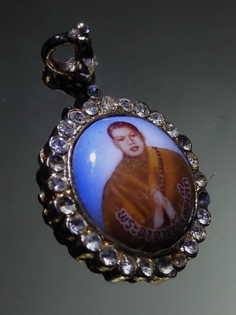 Antig FB 12864 ล็อกเก็ตเข็มกลัดกะไหล่ทอง ฝังเพชร พระอาจารย์หมอเล็ก วัดคลองใหญ่ อ.แหลมงอบ จ.ตราด หายาก สร้างน้อย ไม่ค่อยพบเจอ