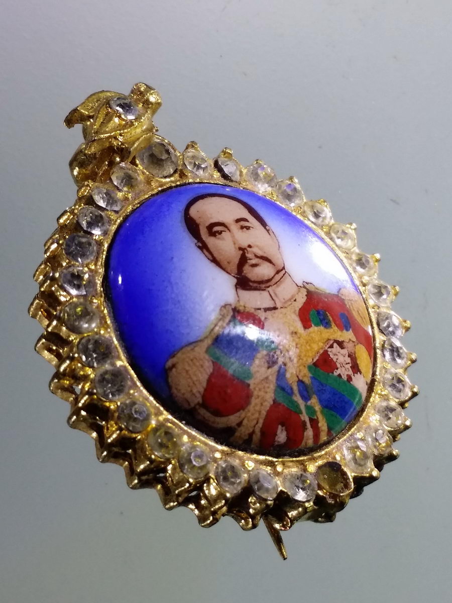 Antig Pim 171 ล็อกเก็ต เข็มกลัด กะไหล่ทอง ฝังเพชร รัชกาลที่ 5 งานเก่าน่าสะสม เพชรมีหลุดหายไป 1 เม็ด พระรายการนี้ให้เช่าบูชาแล้ว