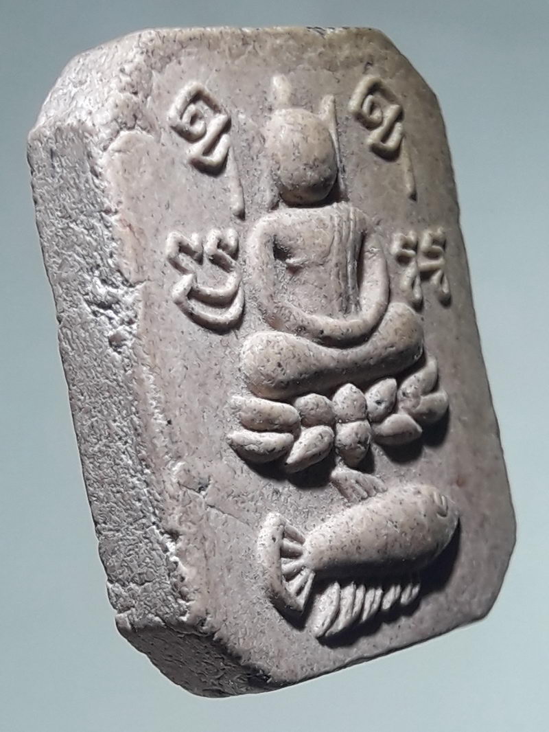 รหัสสินค้า พระเนื้อดิน ผง ว่าน 10515 พระปัจเจกพุทธเจ้า พิมพ์ขี่ปลา หลังยันต์เกราะเพชร วัดวีระโชติหิรัญญาราม รุ่นฉลองโบสถ์ สร้างปี 2564